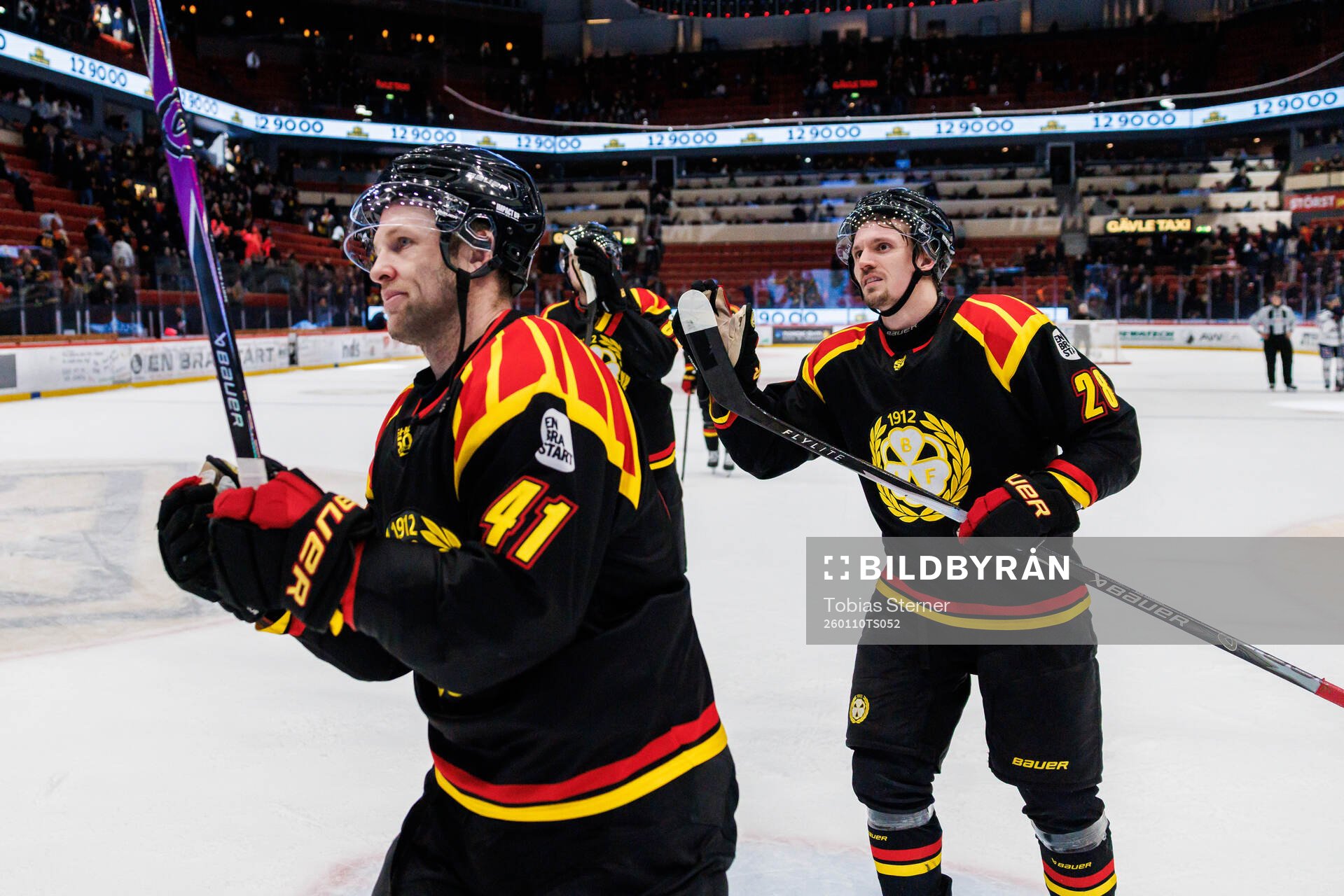 Brynäs Greg Scott och Johannes Kinnvall jublar