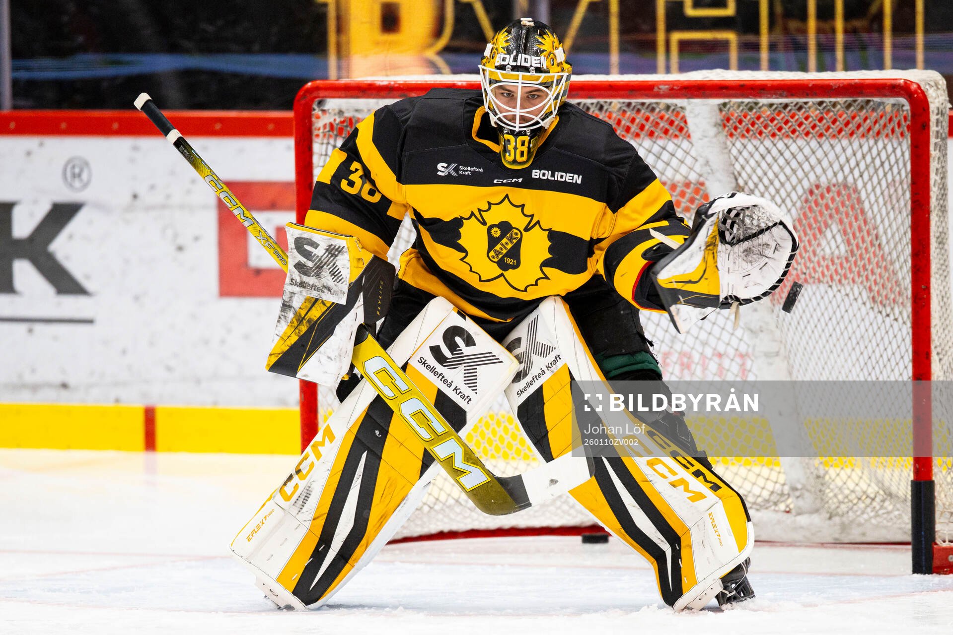 Skellefteås målvakt Strauss Mann innan ishockeymatchen i
