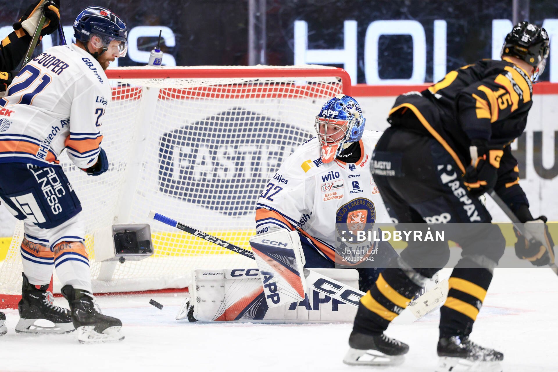 Skellefteås Lars Bryggman , ej i bild, gör 4-2 bakom