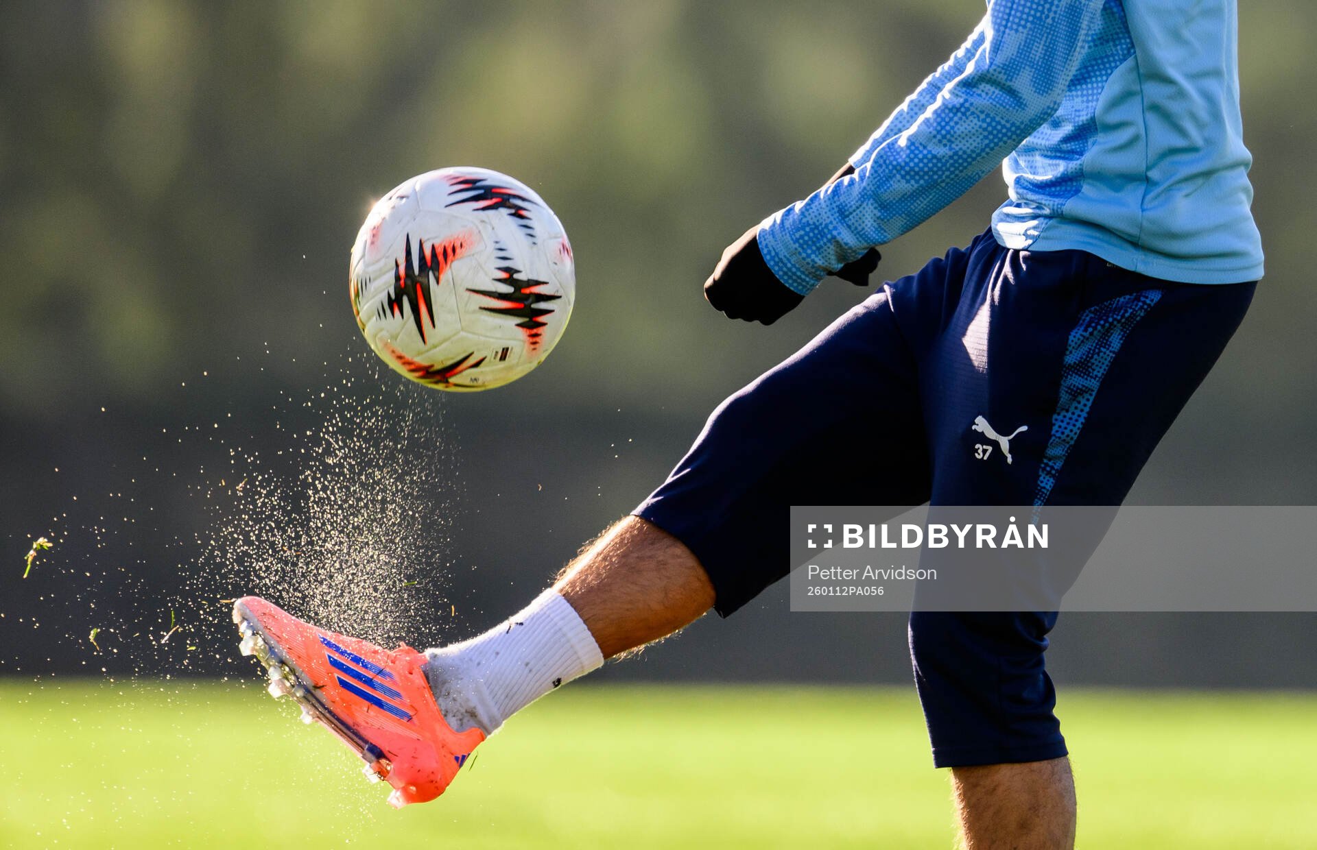 Adrian Skogmar trixar men en boll