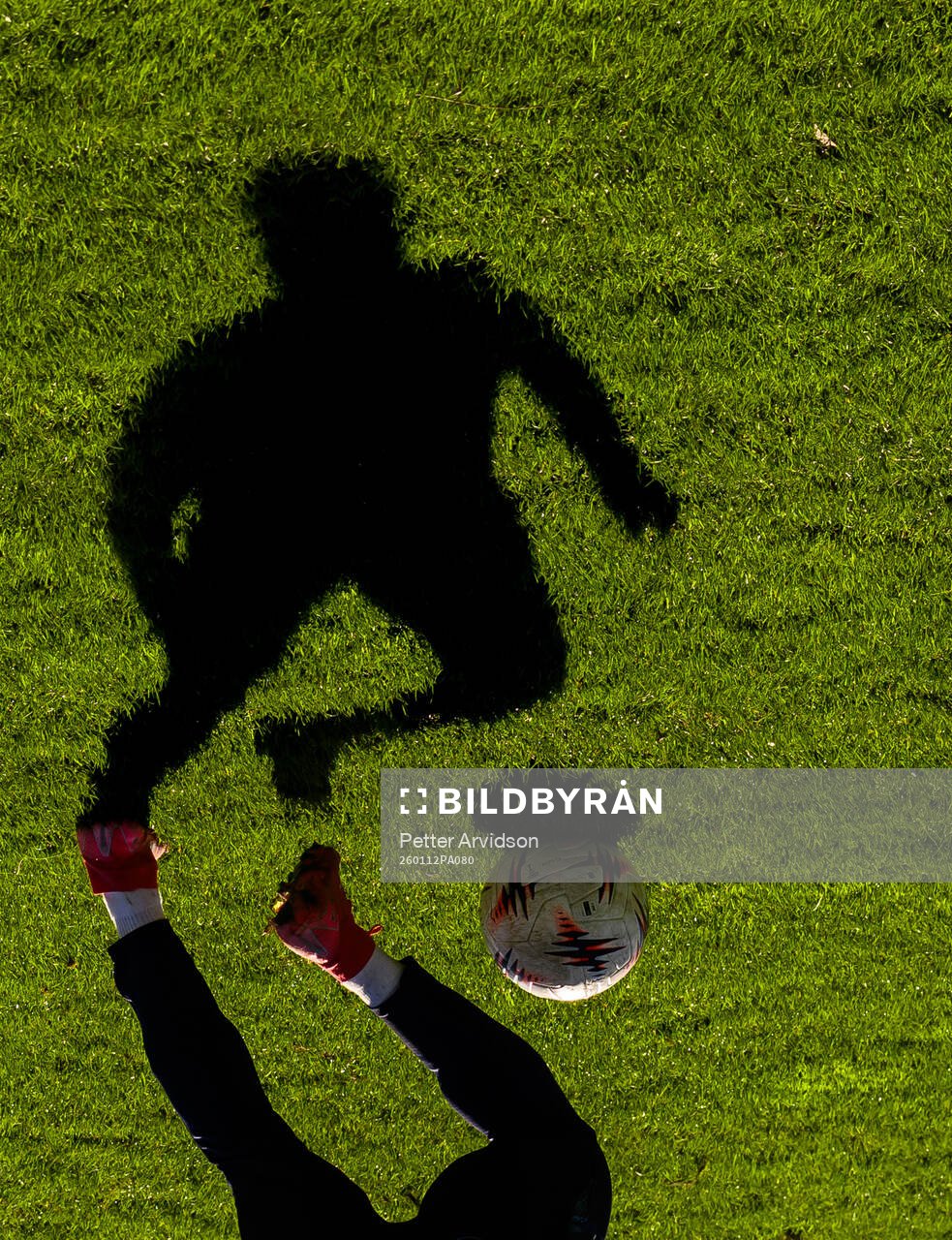 En skugga av en fotbollsspelare