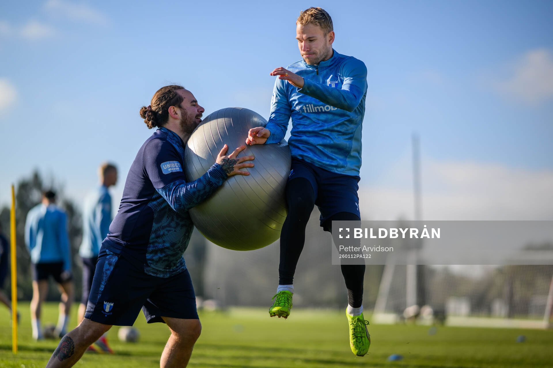 Oscar Lewicki hoppar mot massör Sebastian Leyton