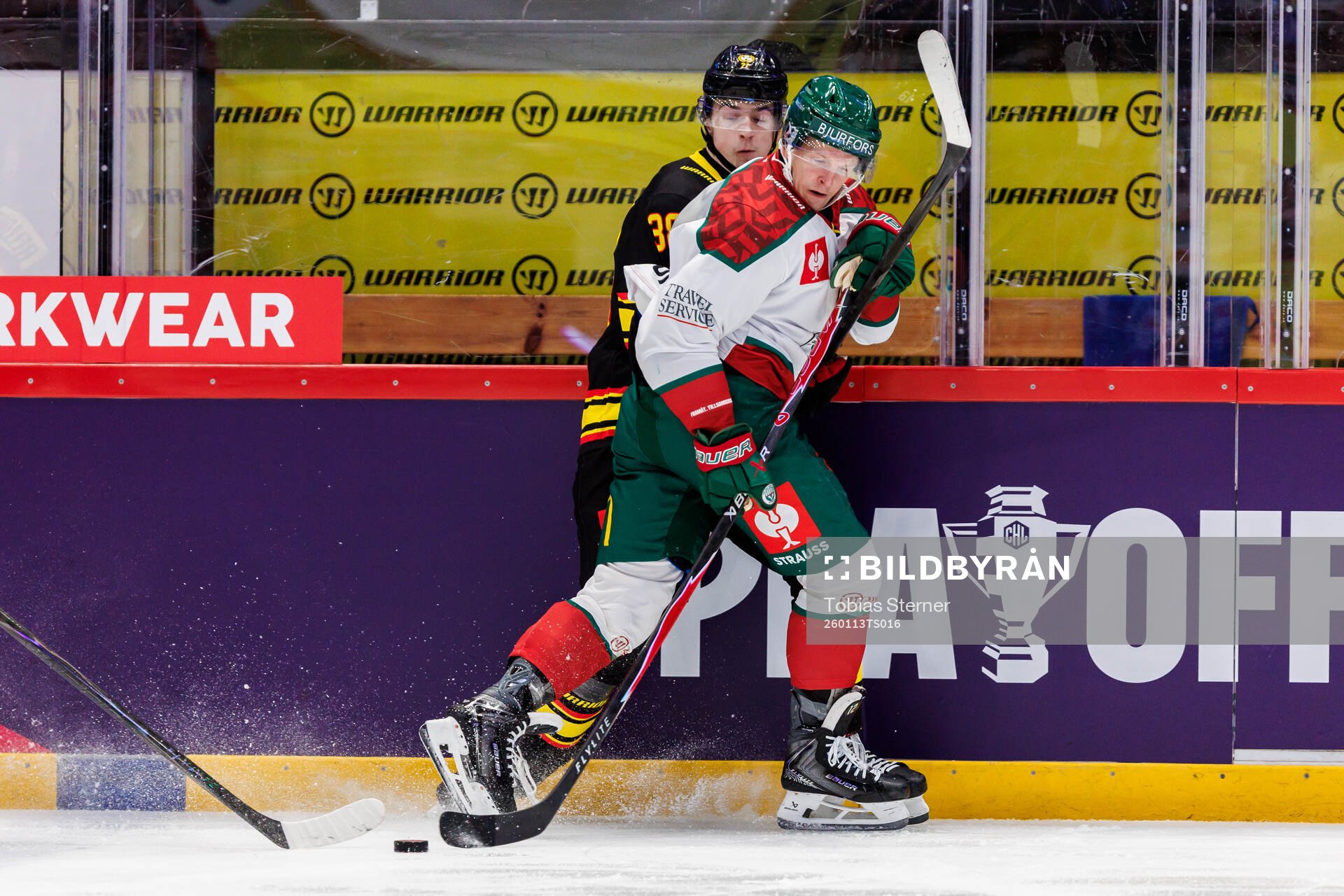 Gustav Hillström of Brynäs and Max Friberg of Frölunda