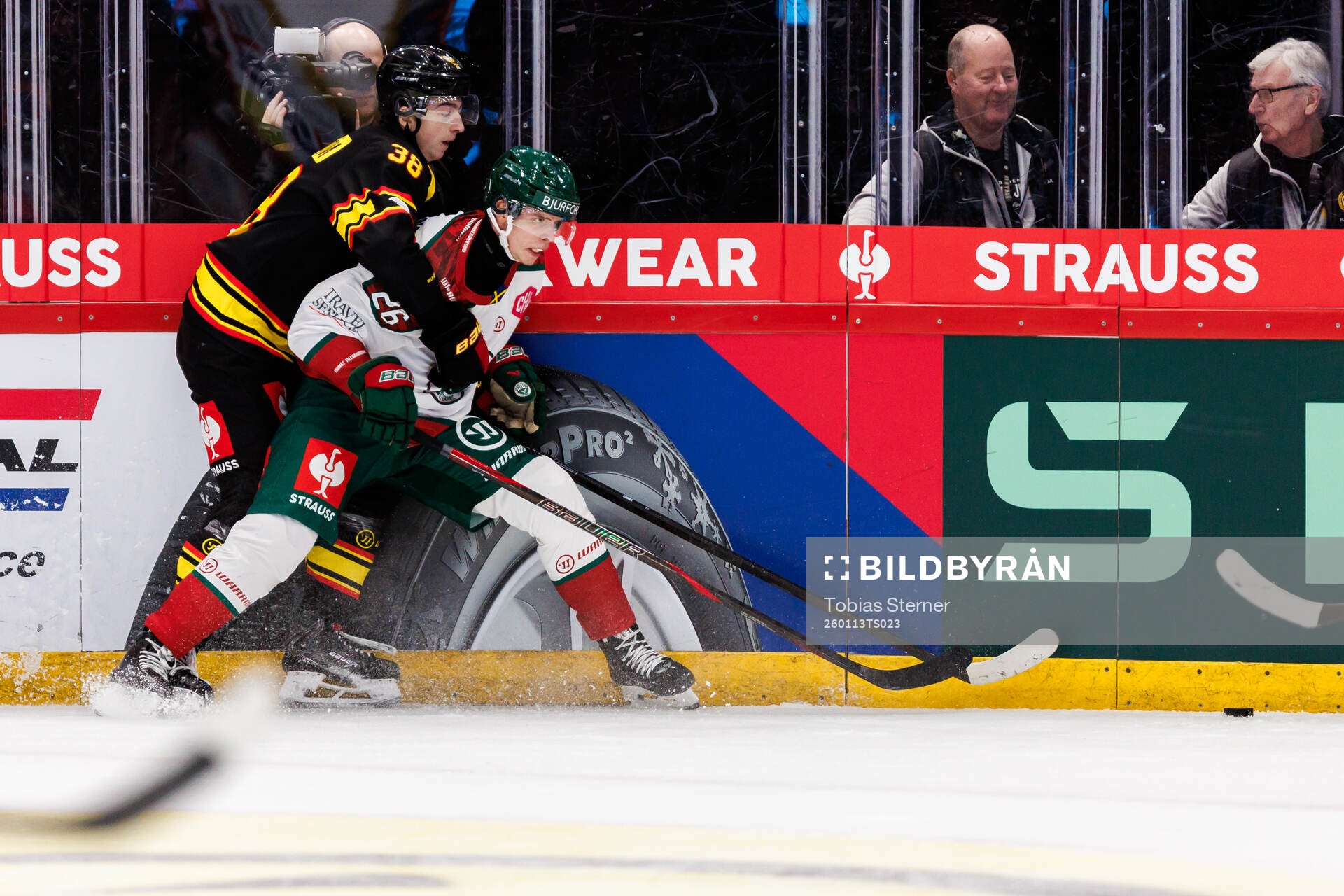 Gustav Hillström of Brynäs and Isac Heens of Frölunda
