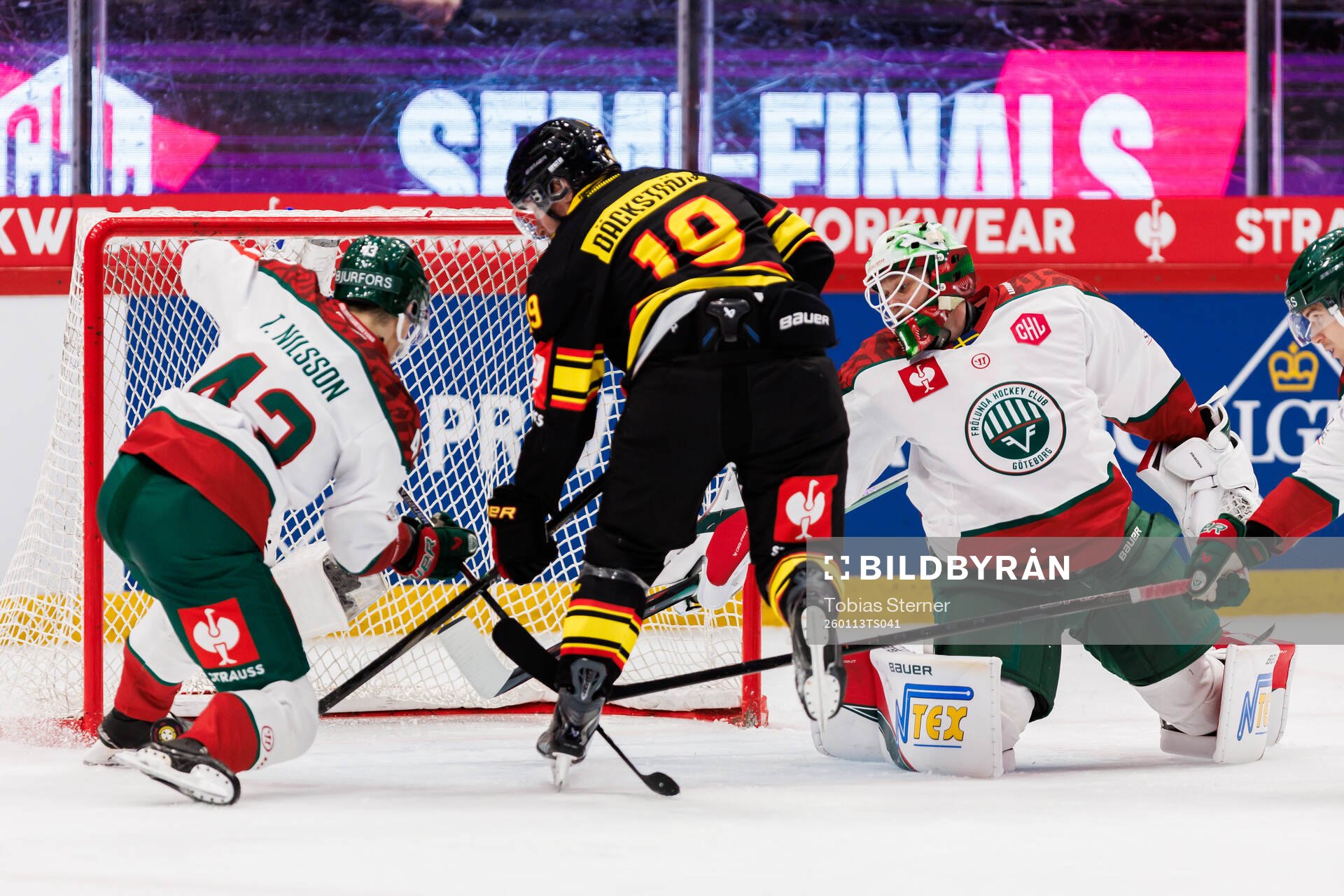 Tom Nilsson, goaltender Lars Johansson of Frölunda and
