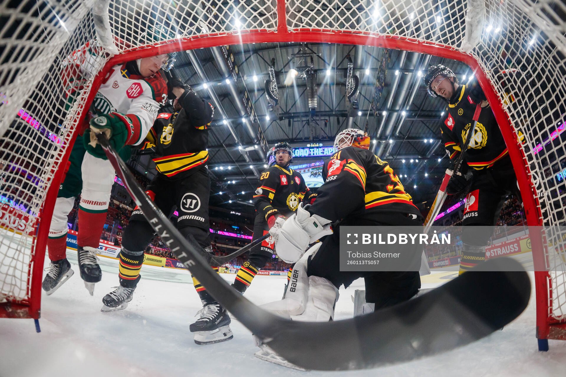 Noah Hasa of Frölunda and Michal Kempny of Brynäs