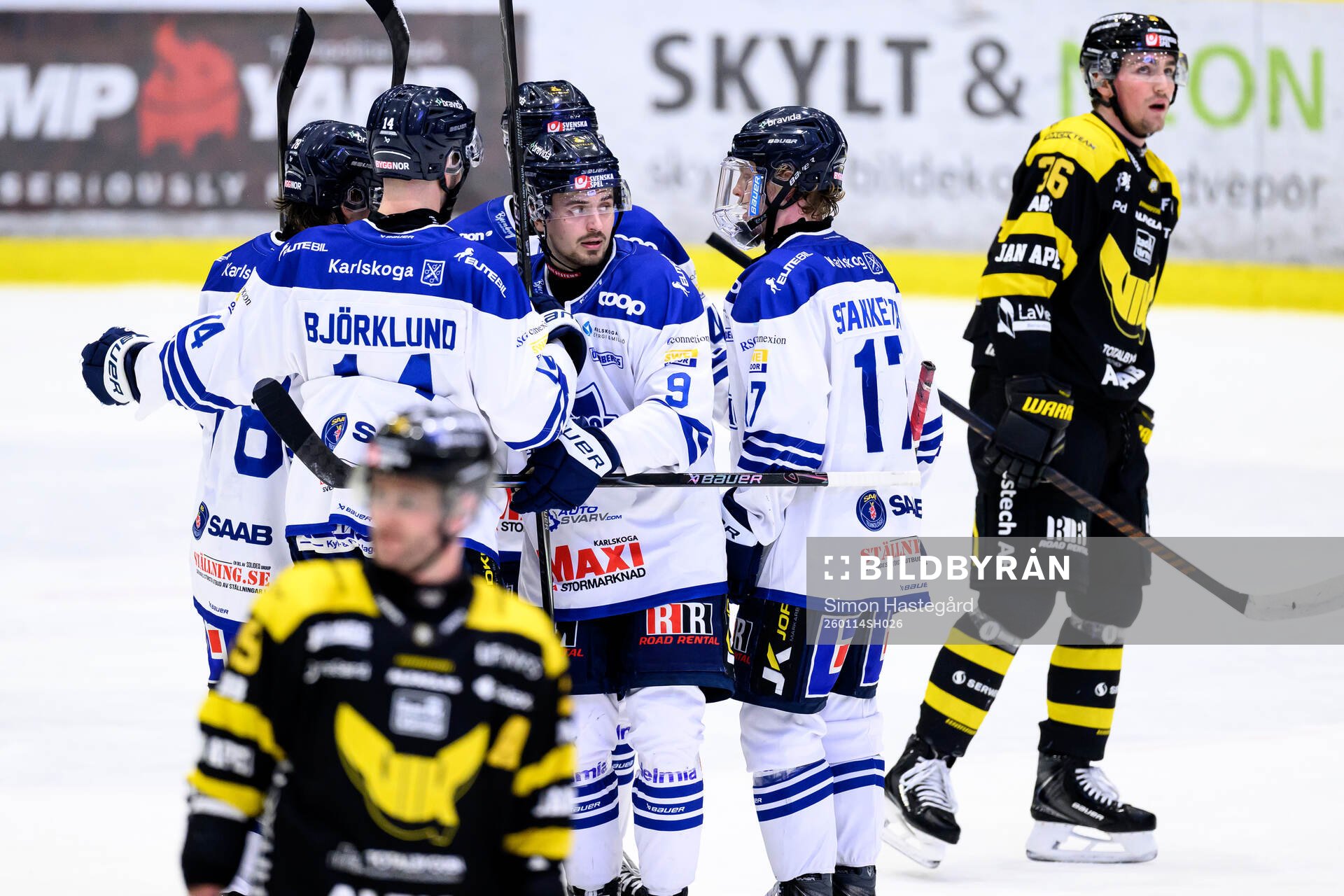Karlskogas Eero Teräväinen jublar