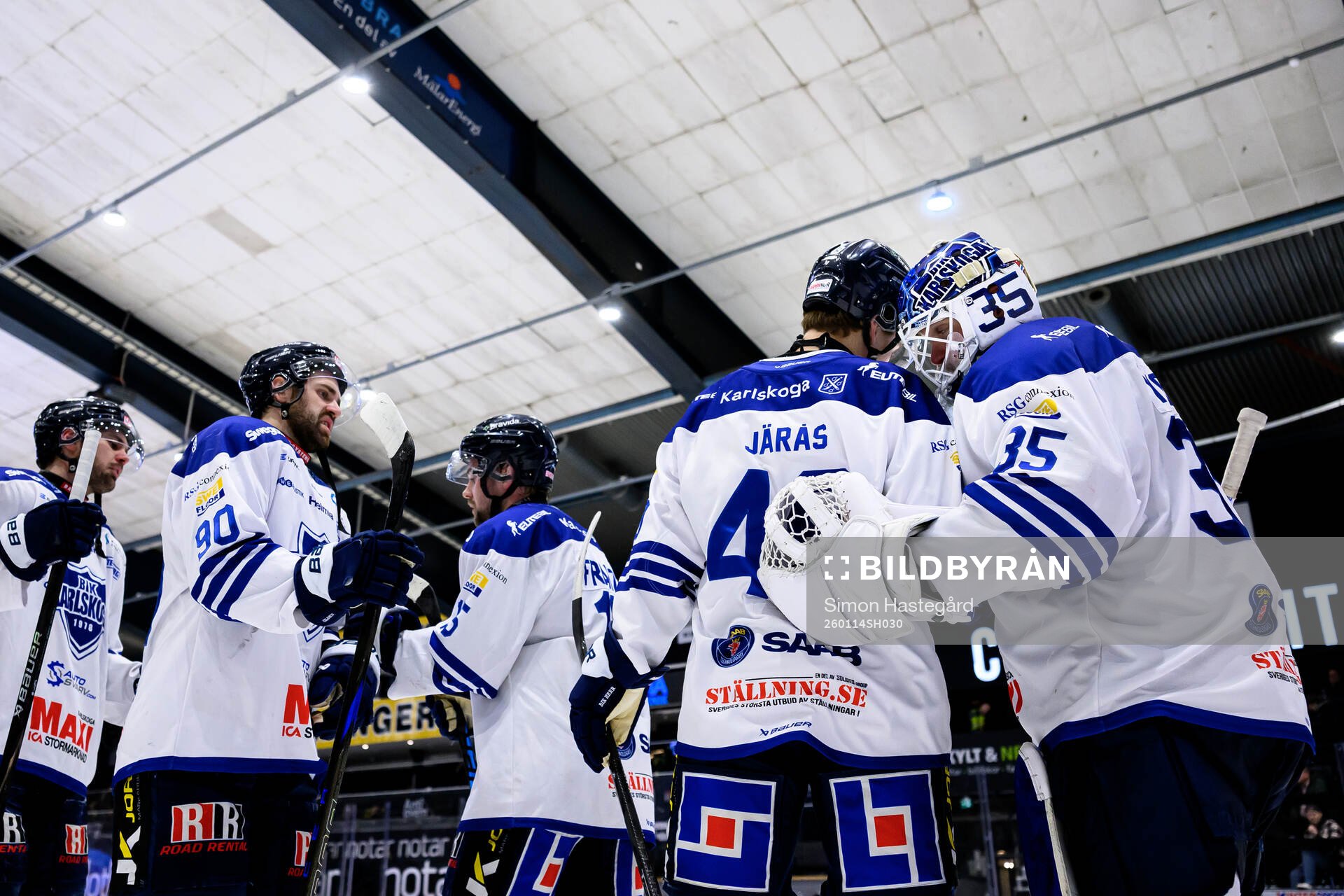 Karlskogas målvakt Lars Volden jublar med lagkamrater