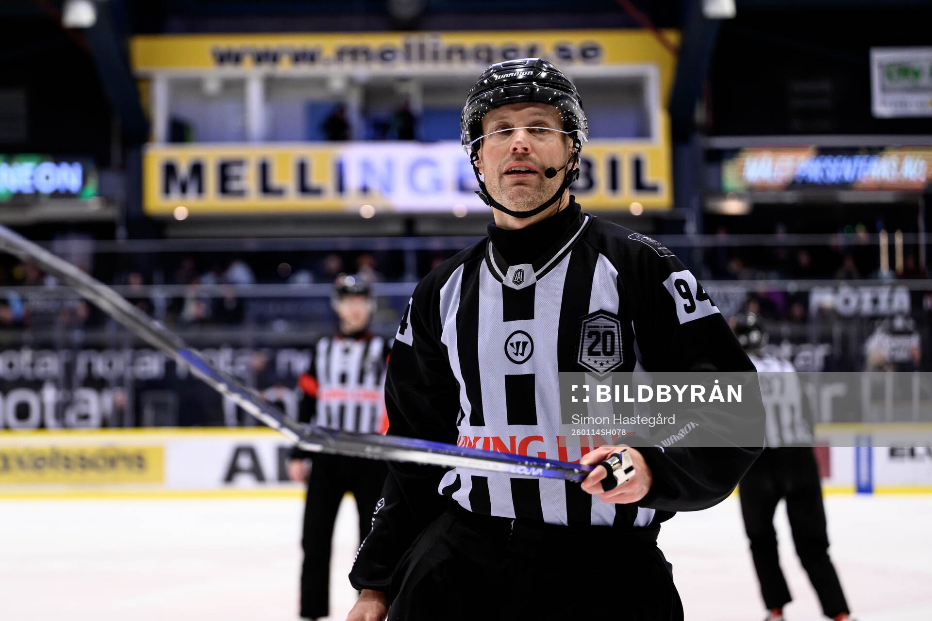 Linjedomare Andreas Lundén med en trasig klubba
