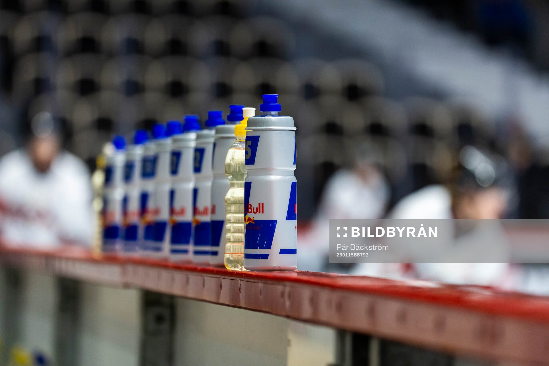 Vattenflaskor med Red Bulls logotyp på