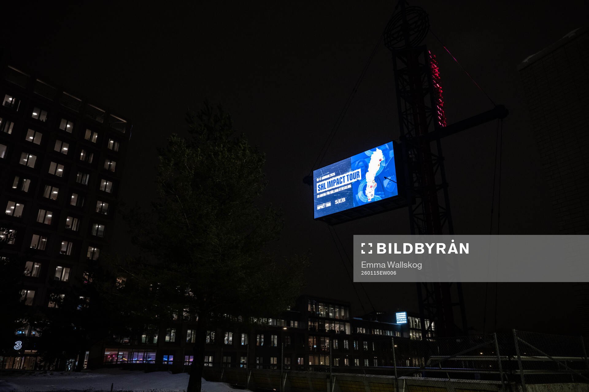 En LED-skärm som visar reklam för SHL Impact Tour