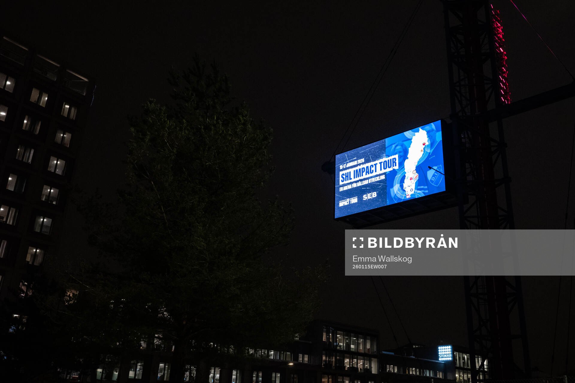 En LED-skärm som visar reklam för SHL Impact Tour