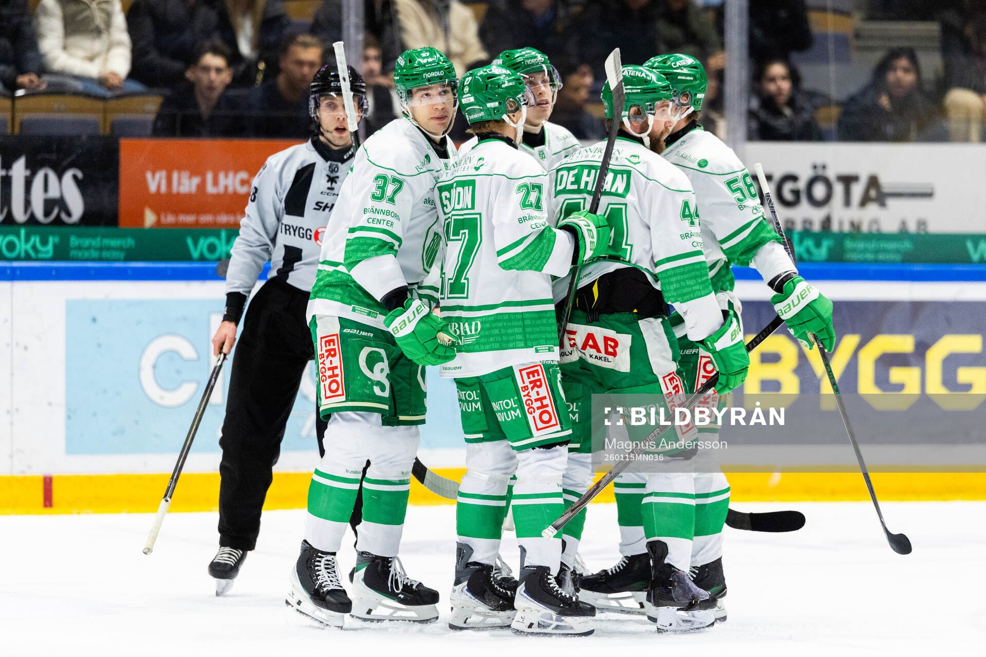 Rögles Albin Sundsvik jublar med lagkamater