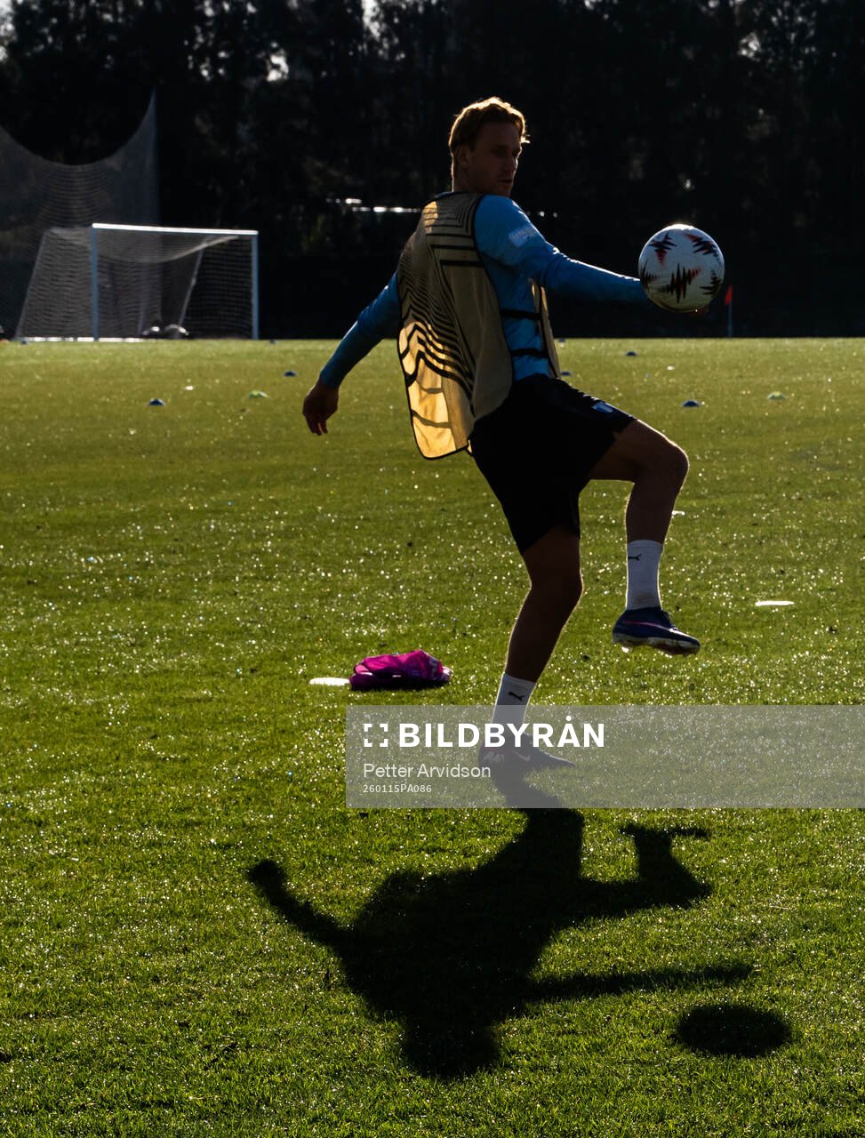 Erik Botheim trixar med bollen