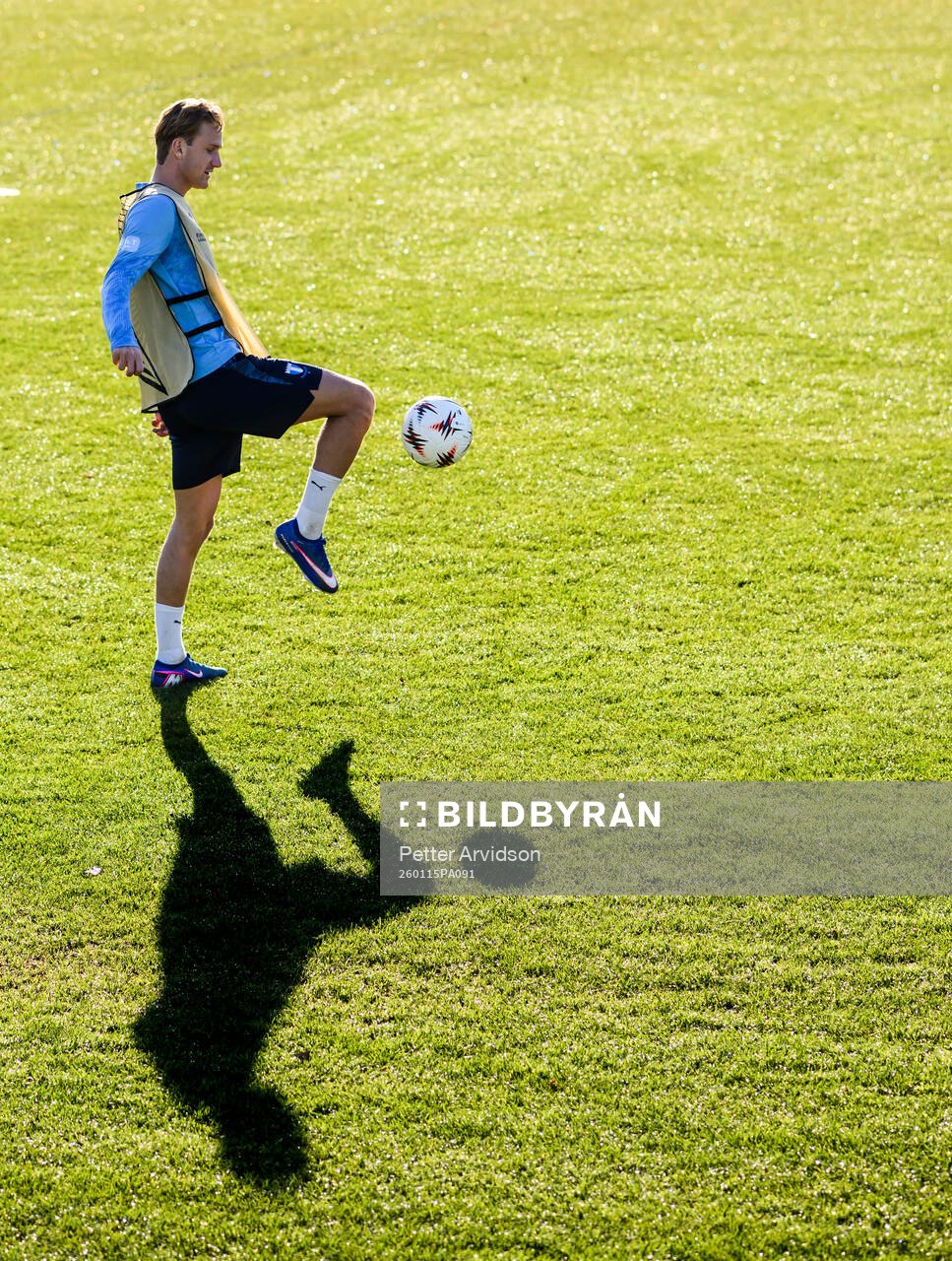 Erik Botheim trixar med bollen