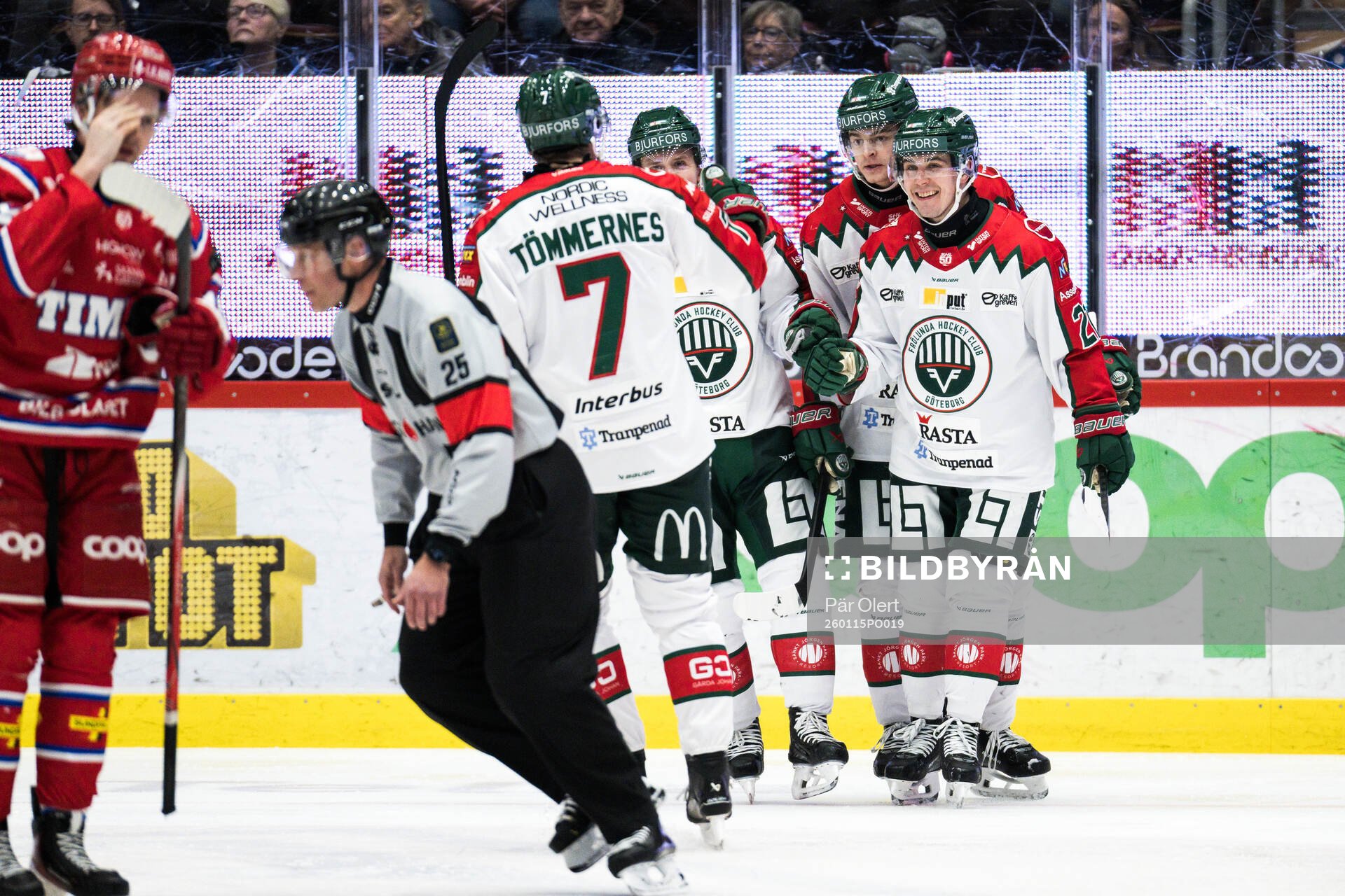 Frölundas Jere Innala och Henrik Tömmernes jublar