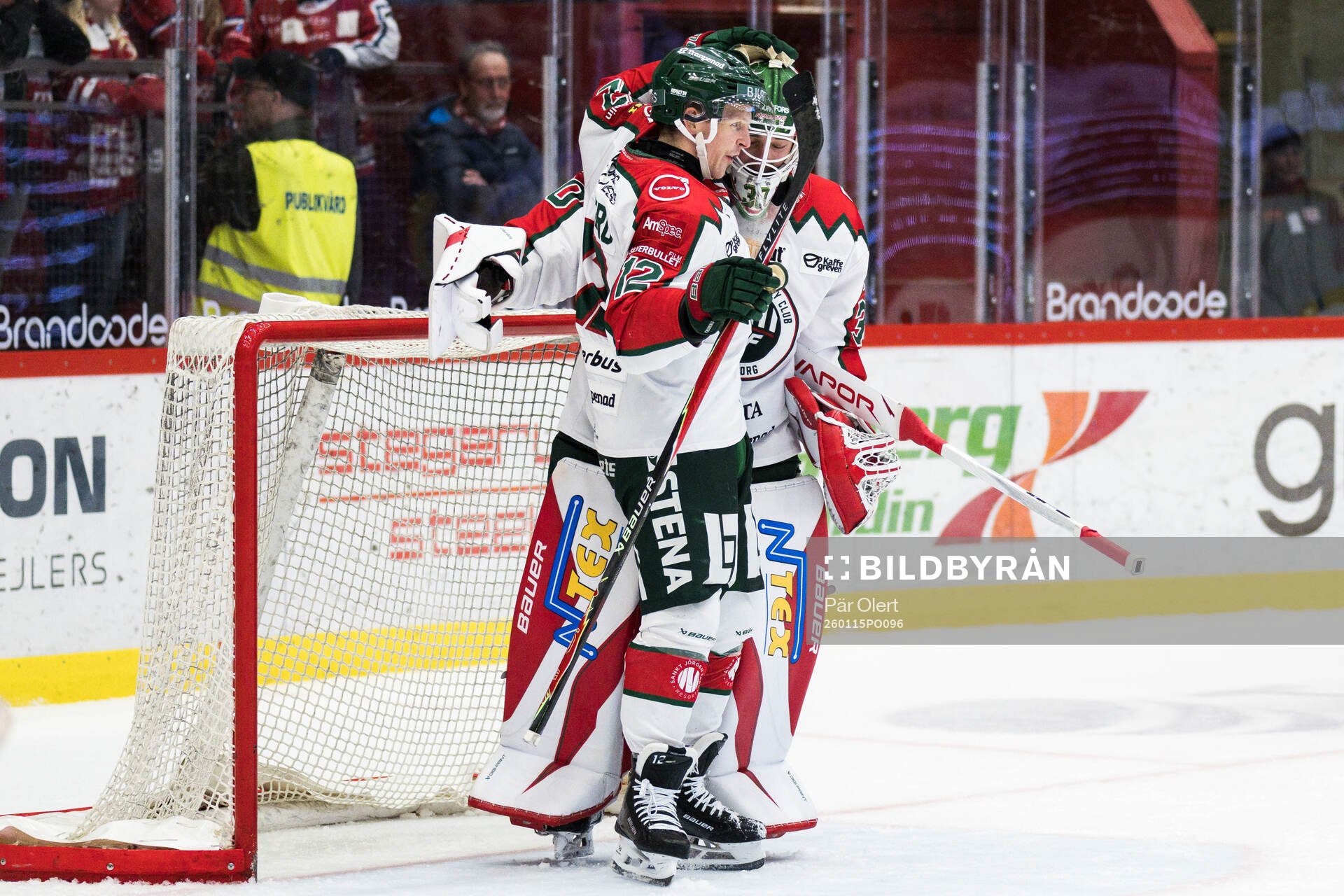 Frölundas målvakt Tobias Normann och Max Friberg jublar