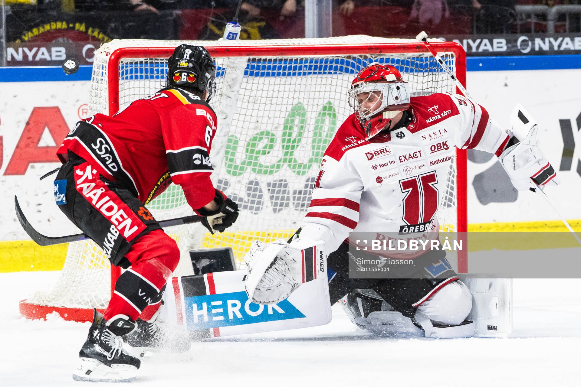 Luleås Isac Hedqvist och Örebros målvakt Jonas Arntzen
