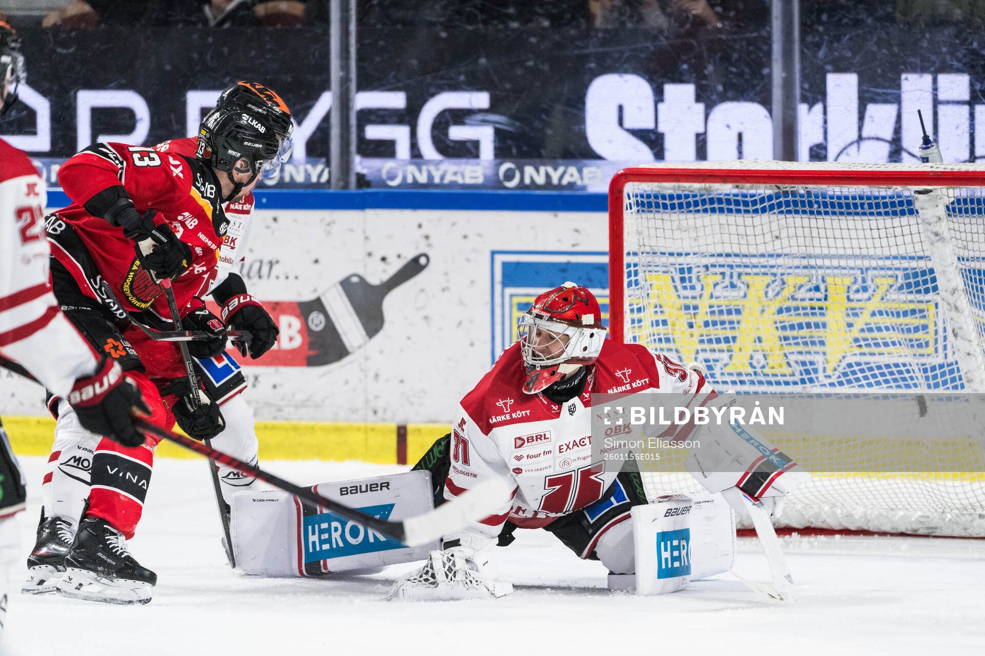 Luleås Eetu Koivistoinen gör 1-0 på Örebros målvakt