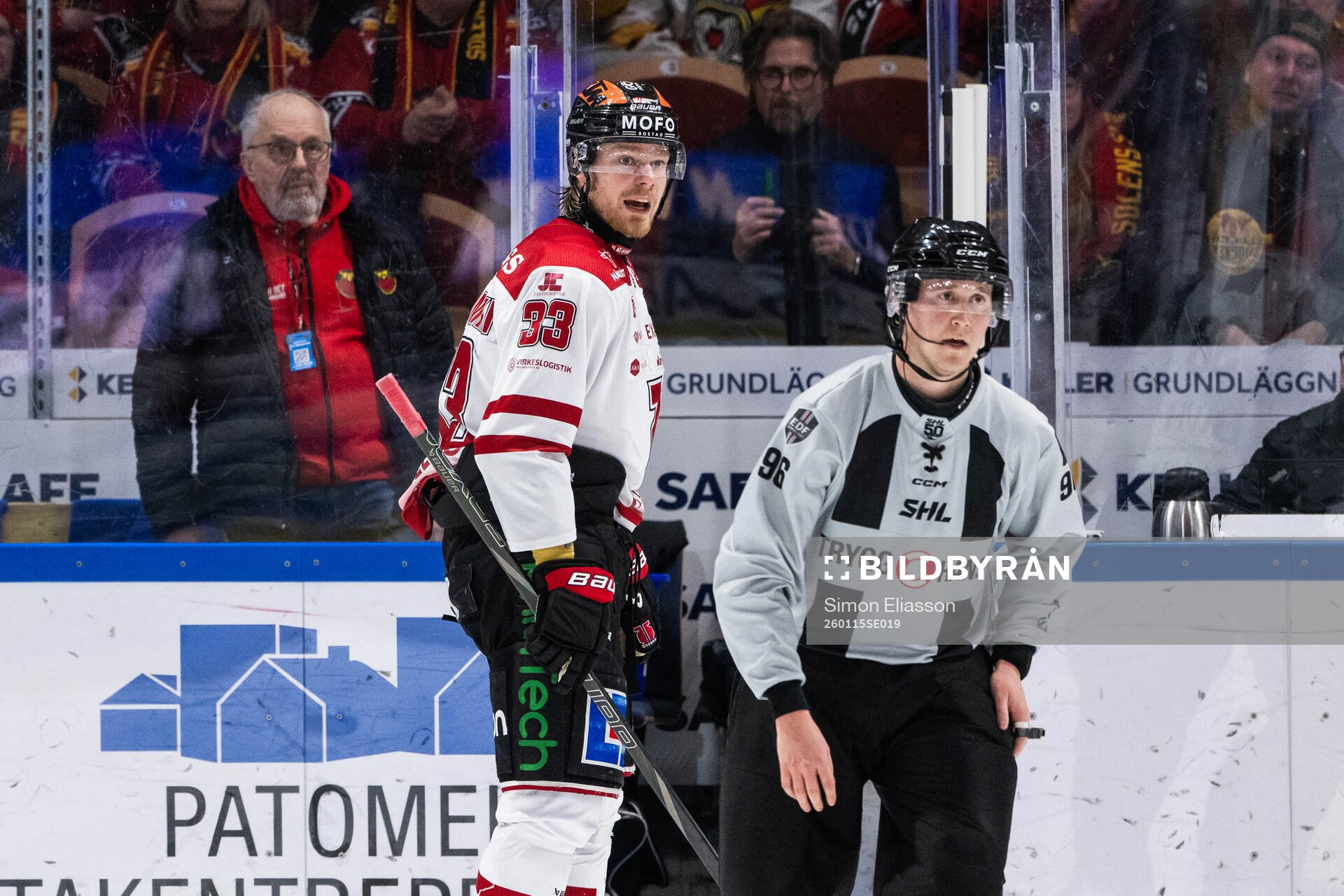 Örebros Christopher Mastomäki och linjedomare Niclas