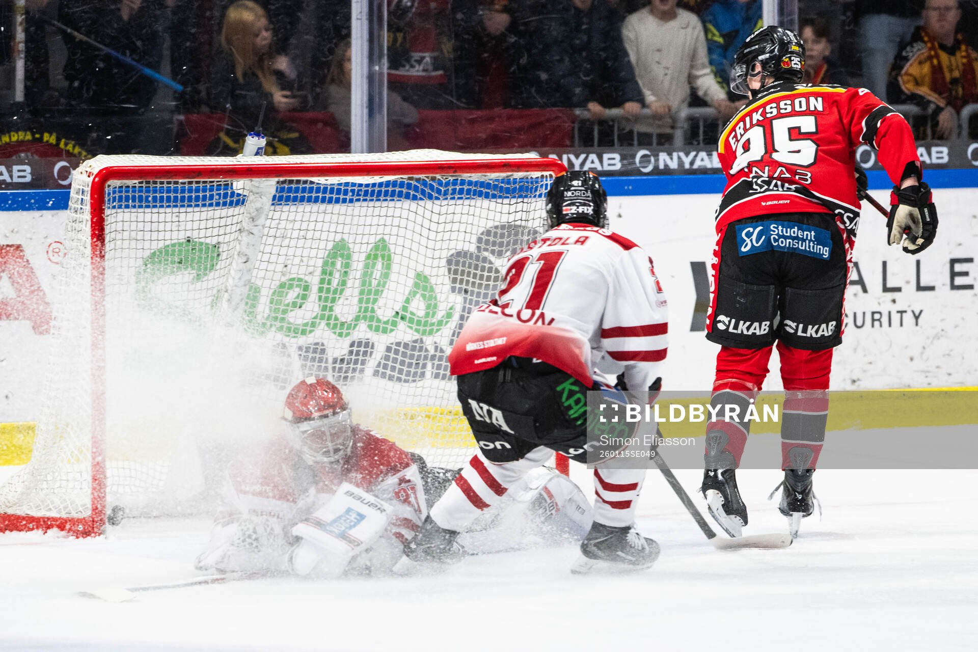 Luleås Filip Eriksson gör 3-0 bakom Örebros målvakt