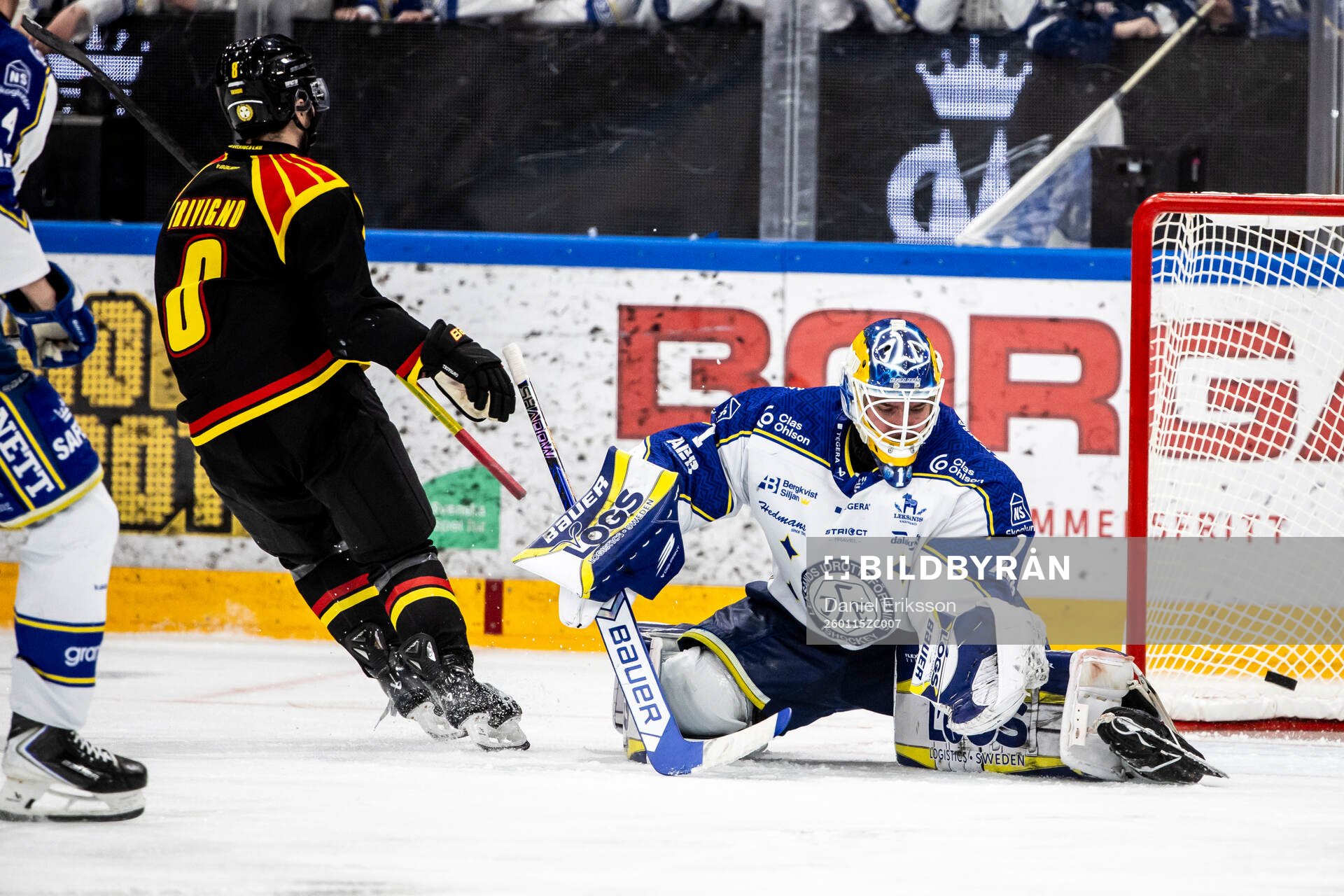 Brynäs Bobby Trivigno gör 2-3 bakom Leksands målvakt