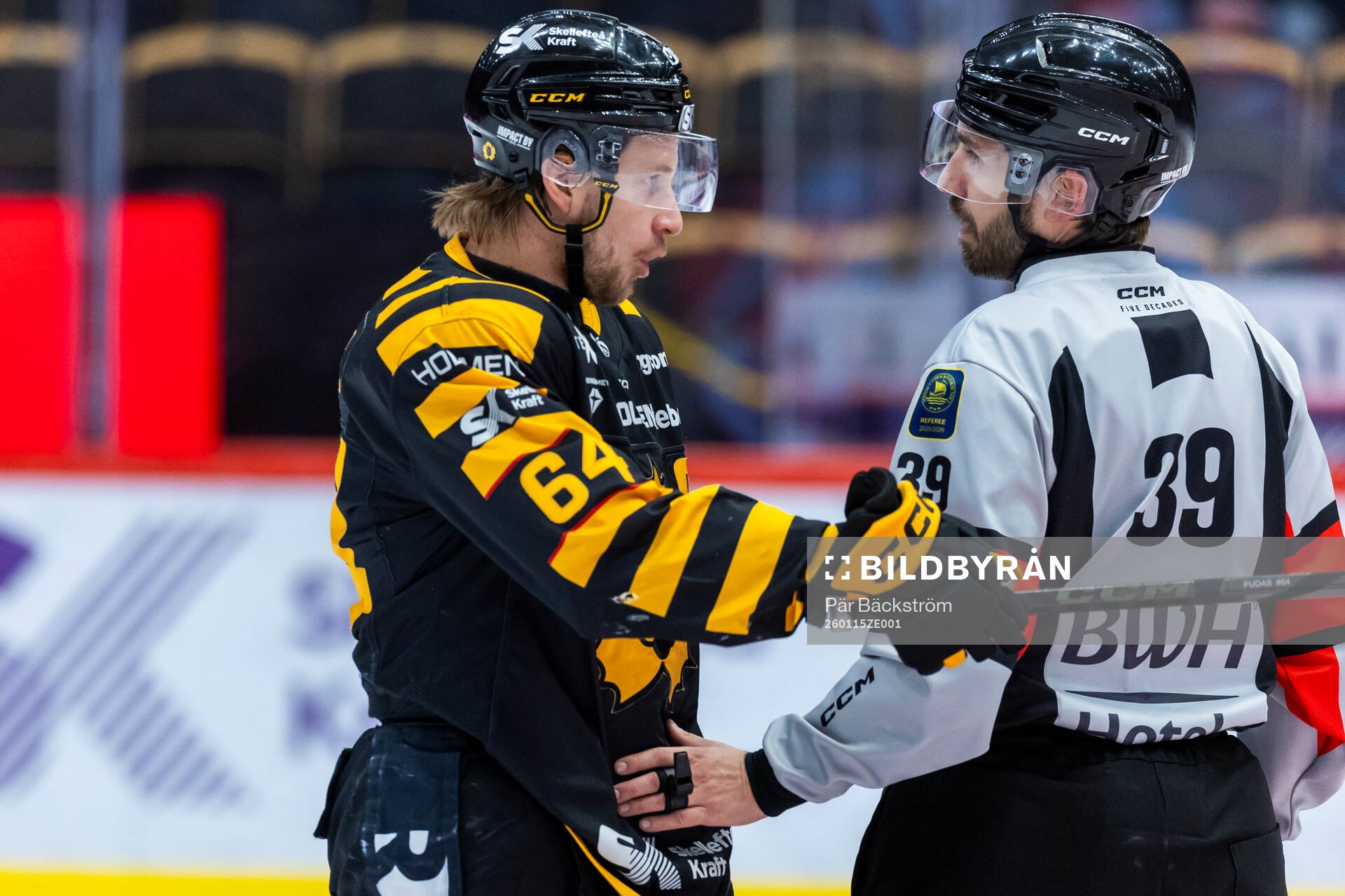 Skellefteås Jonathan Pudas och Domare Mattias Enroth