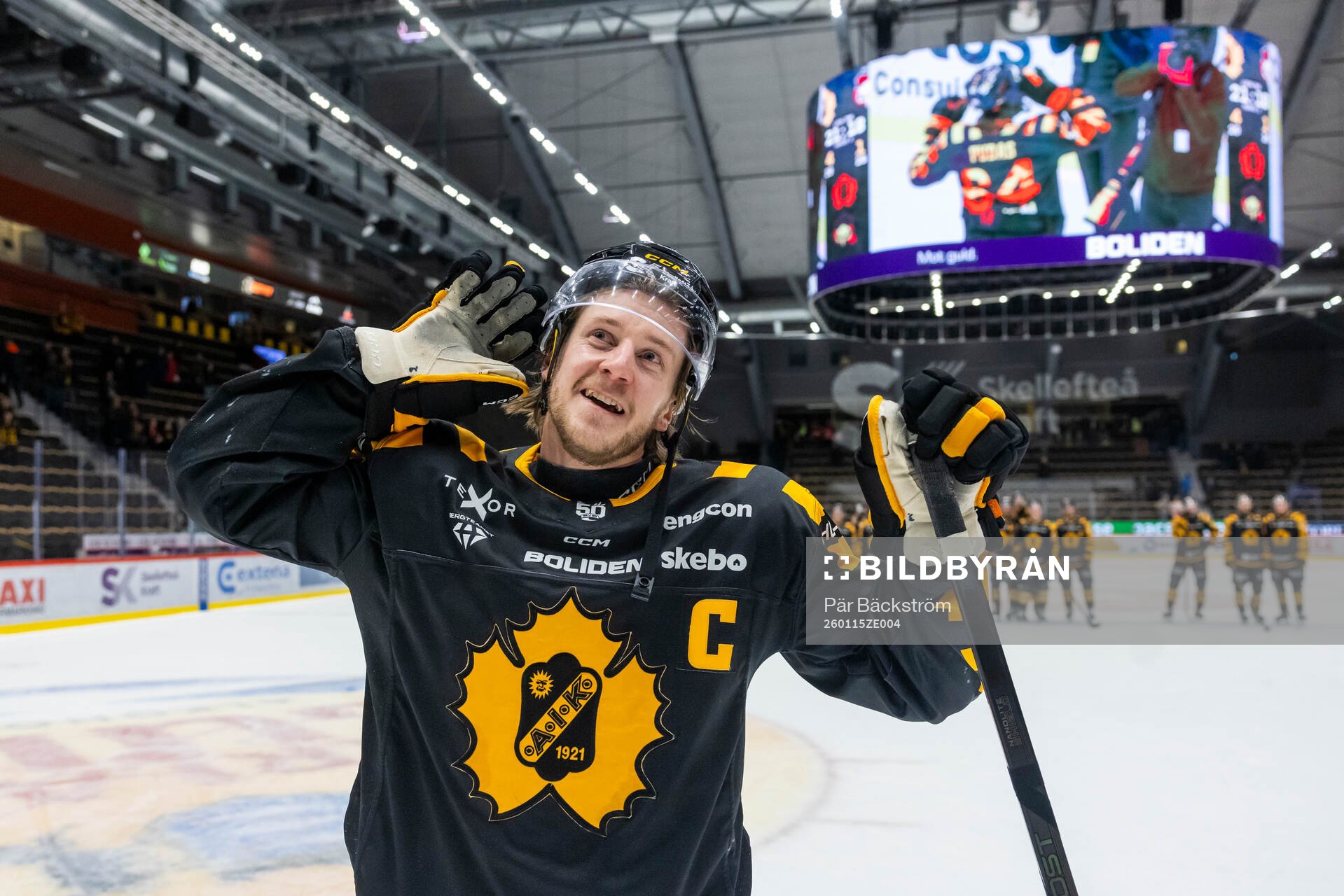 Skellefteås Jonathan Pudas jublar med supportrar