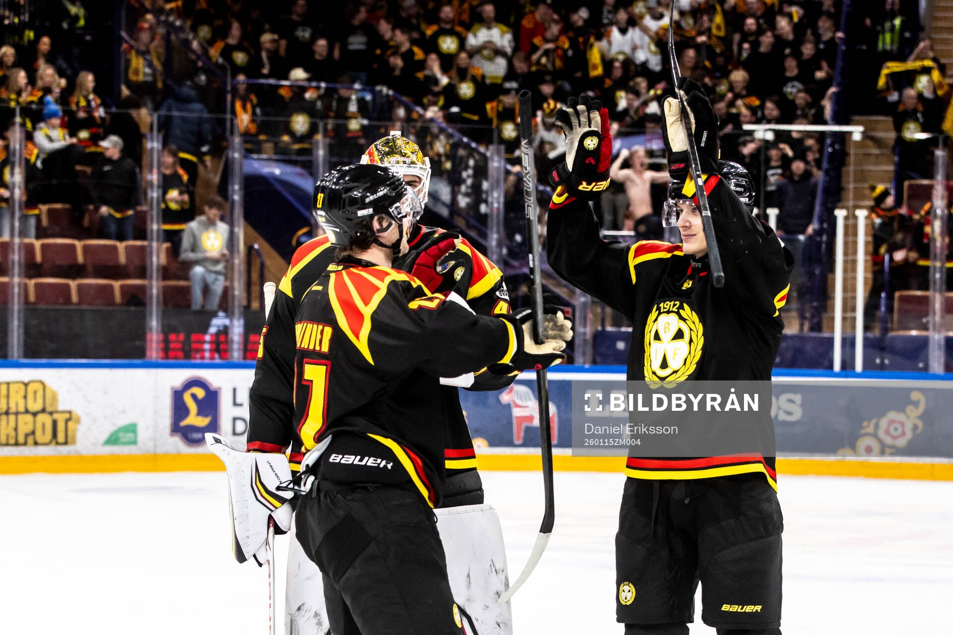 Brynäs Mattias Norlinder och Oskar Lindblom jublar