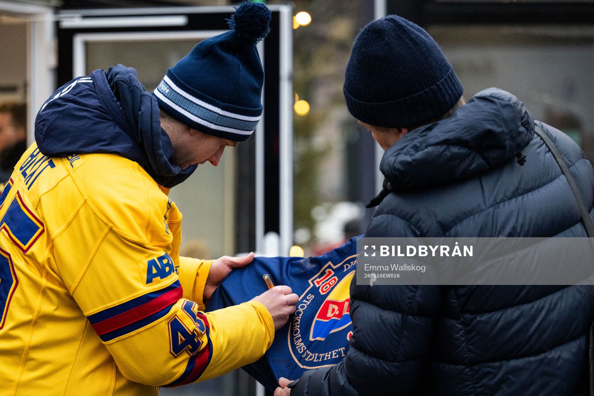 Djurgårdens Hugo Blixt skriver autografer