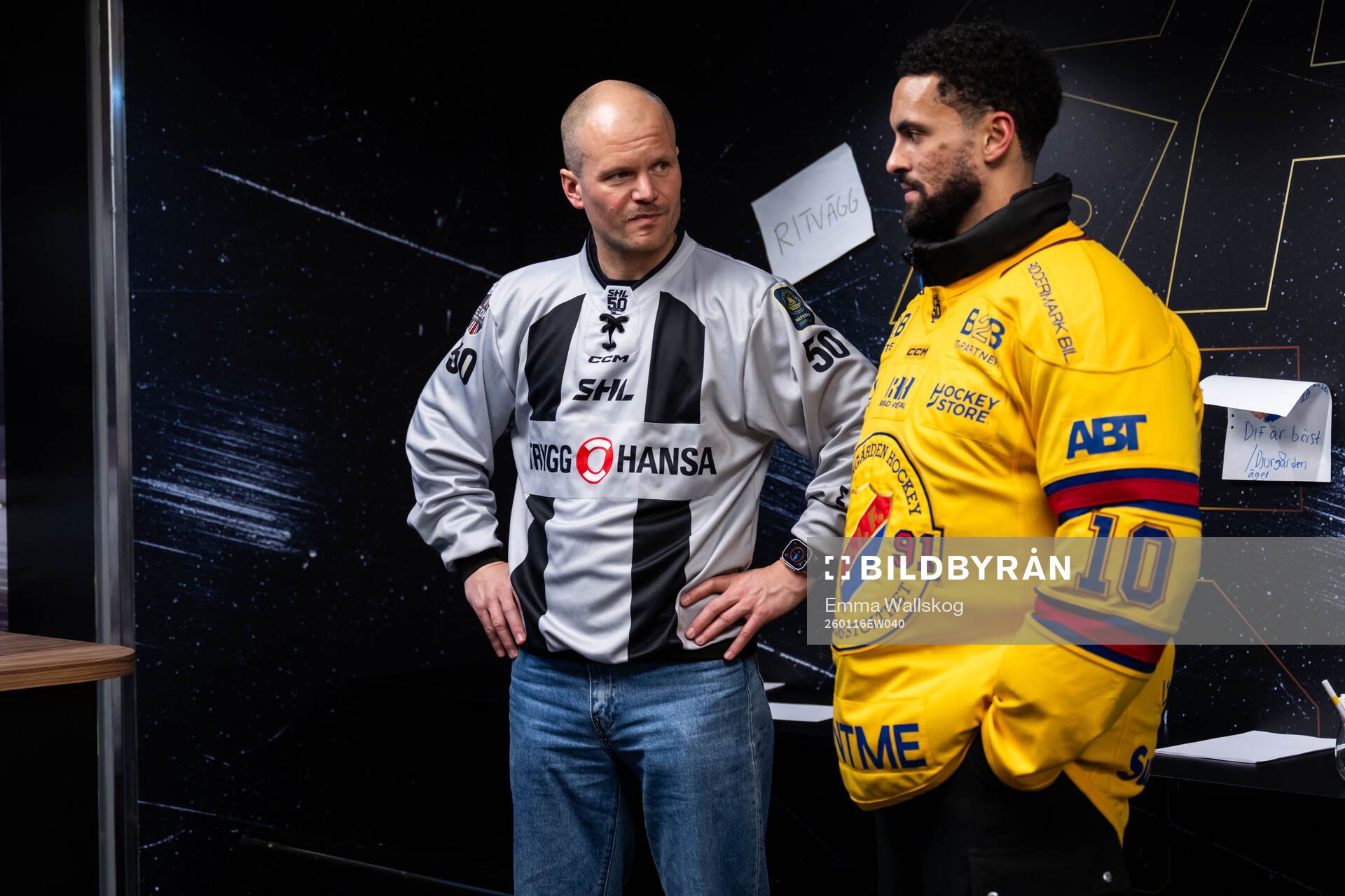 Djurgårdens Oliver Kylington med domare