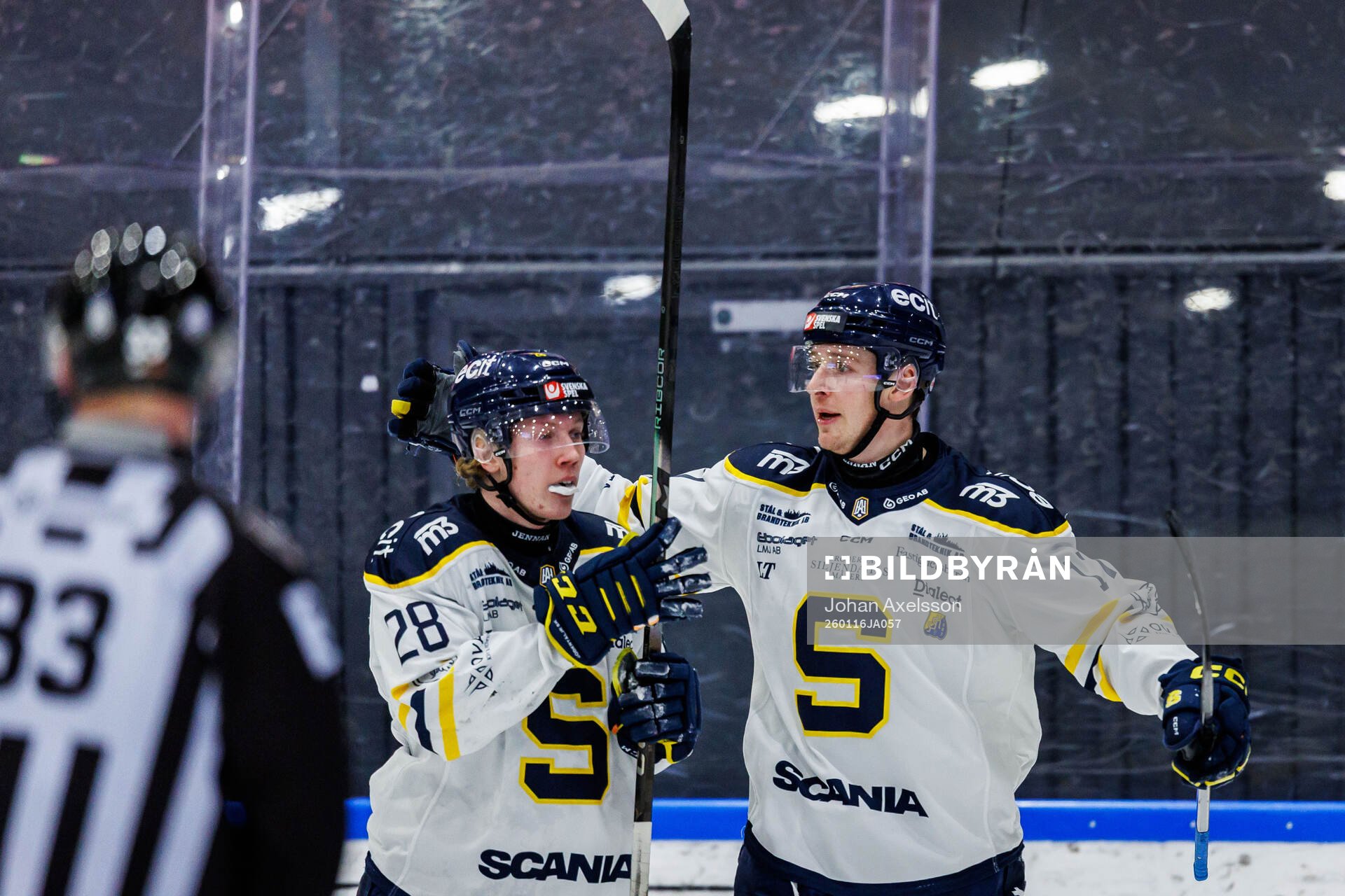 Södertäljes Adam Hesselvall och Carter Ashton jublar