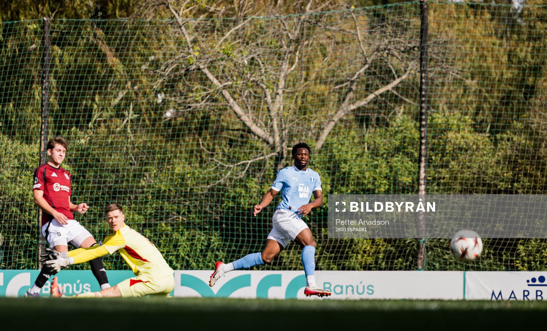 Emmanuel Ekong of Malmö FF scores the 0-1 goal against