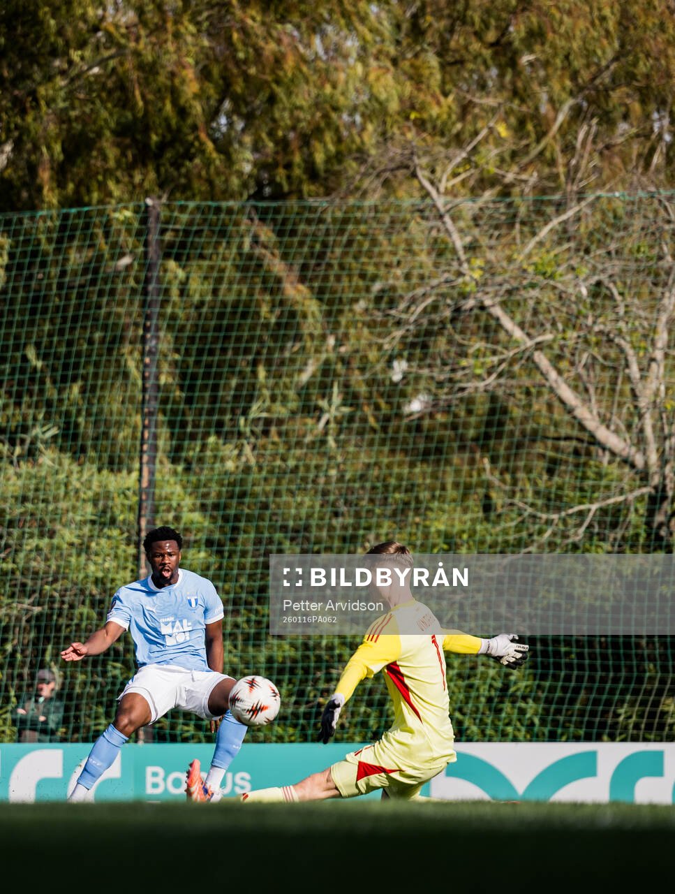 Emmanuel Ekong of Malmö FF and Goalkeeper Peter Vindahl of