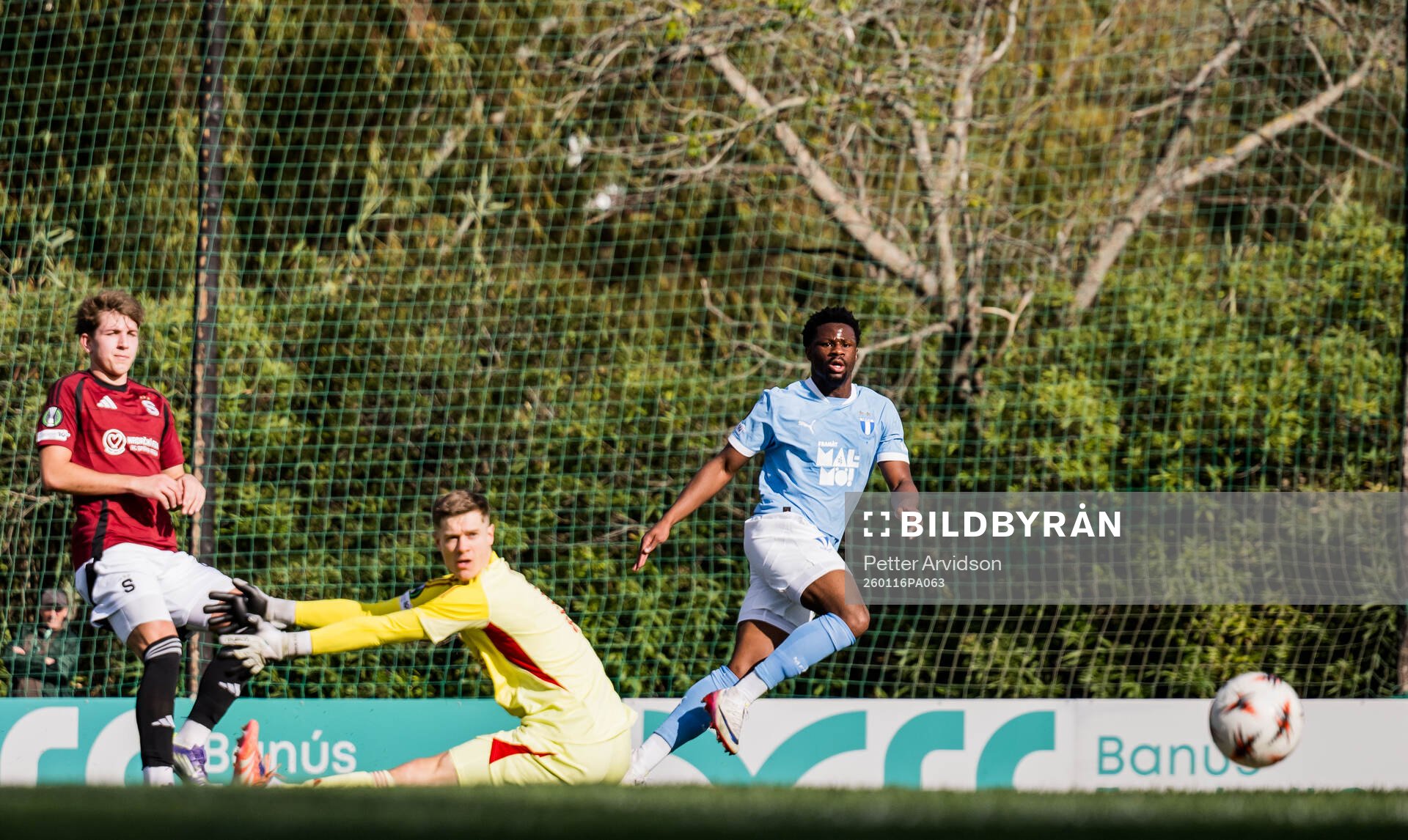 Emmanuel Ekong of Malmö FF scores the 0-1 goal against