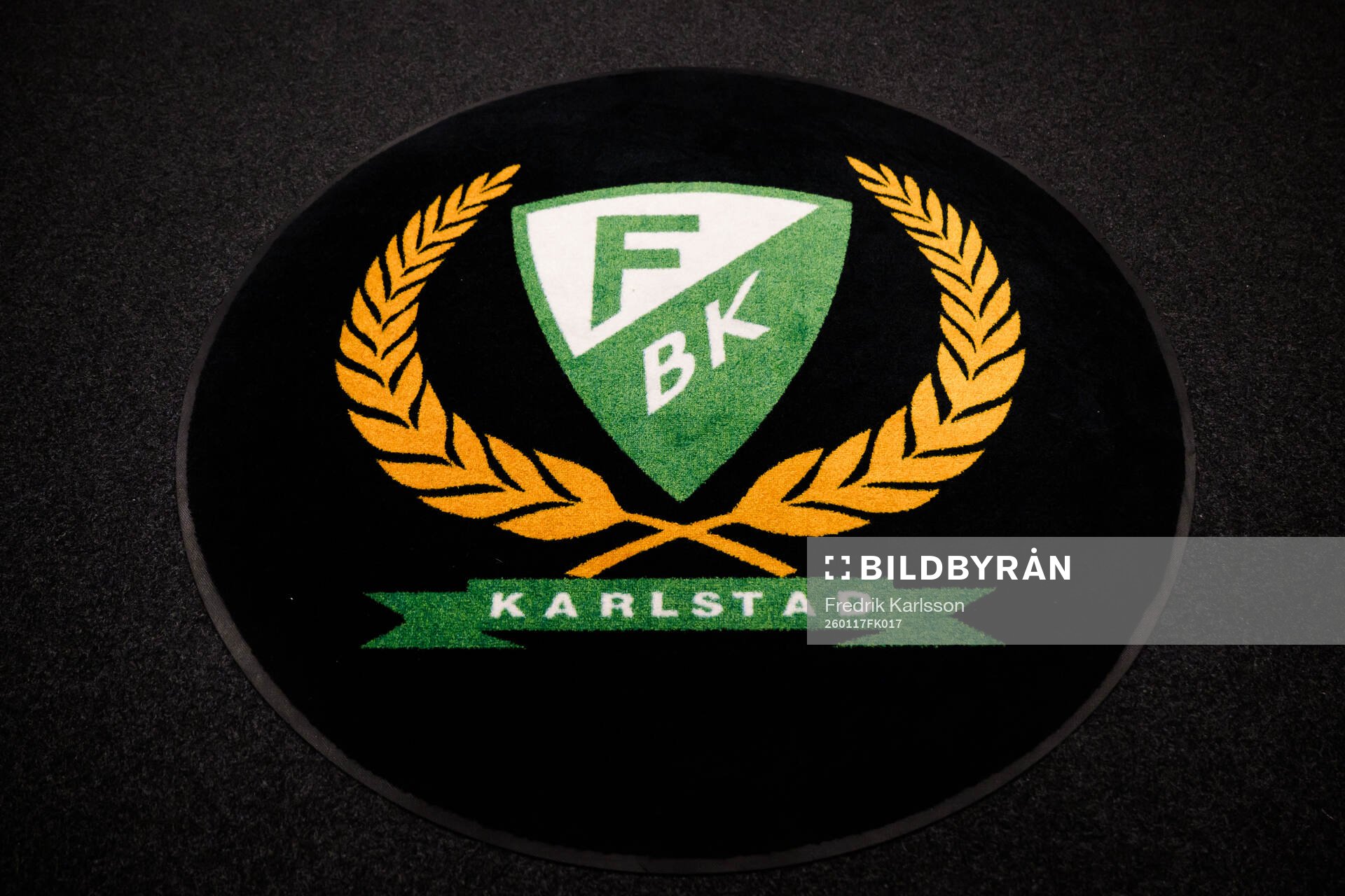 Färjestads logotyp på golvet i omklädningsrummet