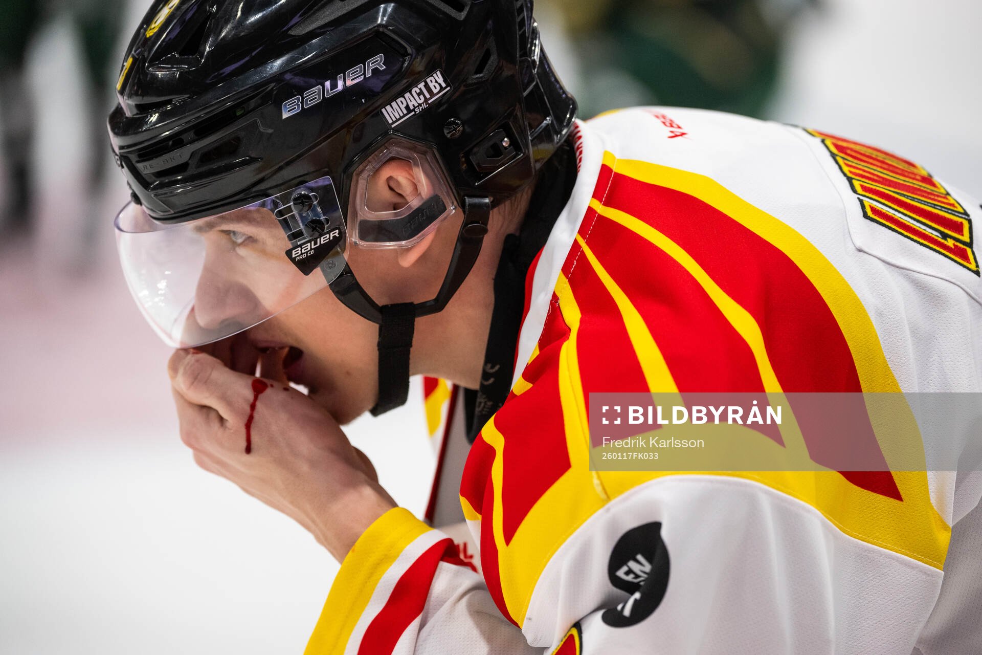 Brynäs Oskar Lindblom blöder från munnen och lämnar isen