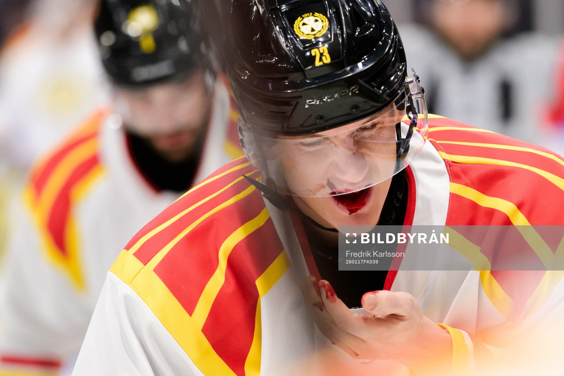 Brynäs Oskar Lindblom blöder från munnen