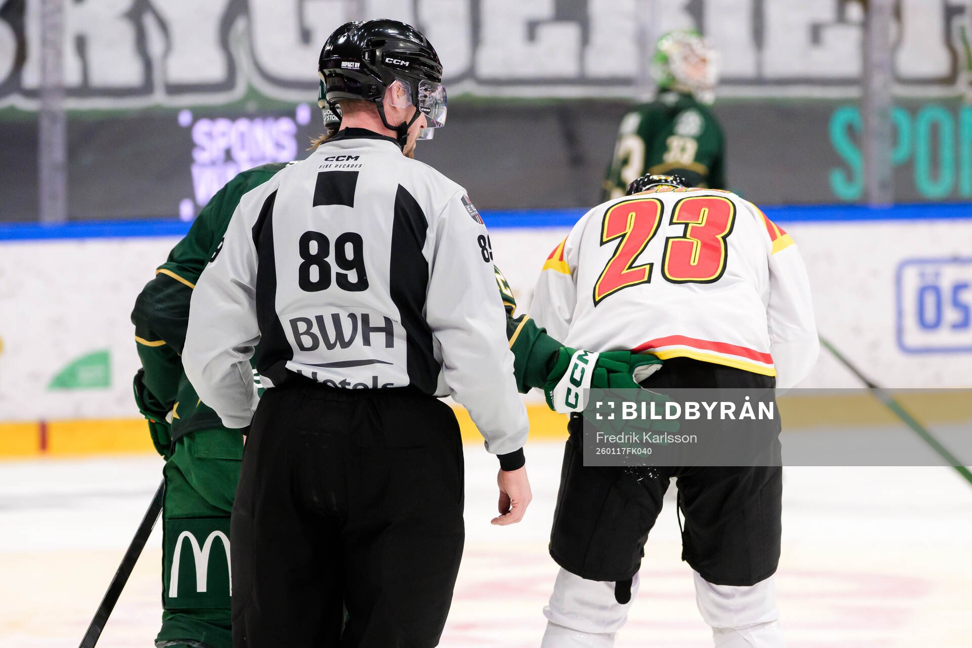 Färjestads Magnus Nygren hjälper Brynäs Oskar Lindblom