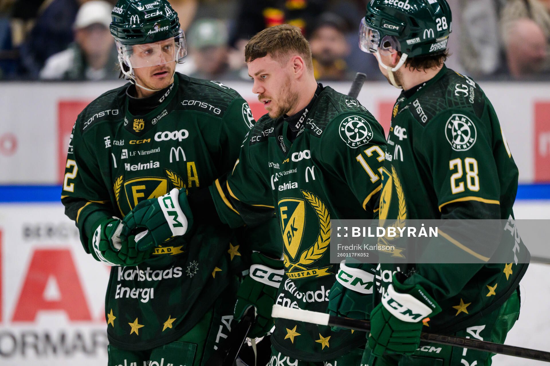 Färjestads Magnus Nygren, Emil Alba hjälper Joel Kellman