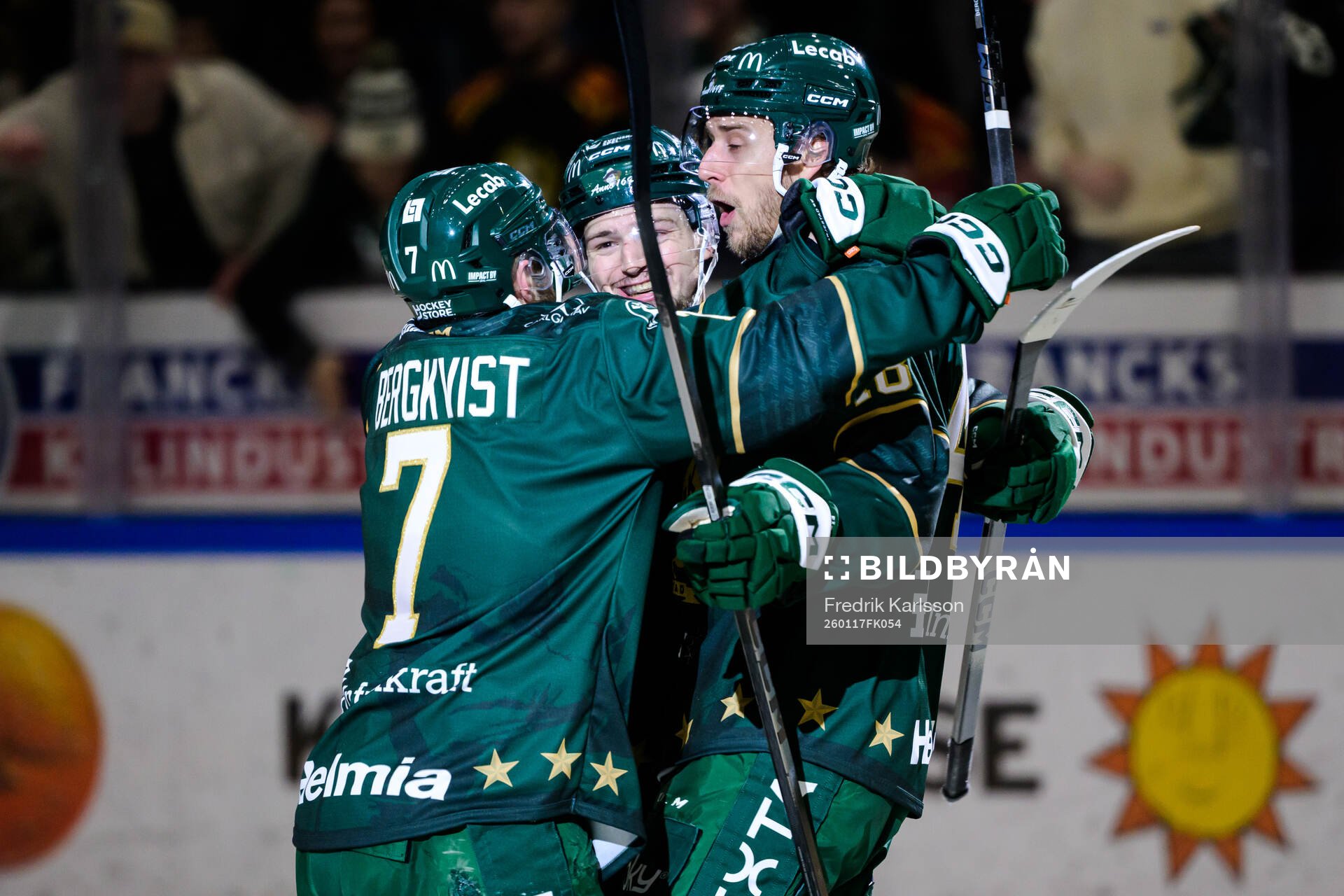 Färjestads Axel Bergkvist jublar med Filip Roos som gjort