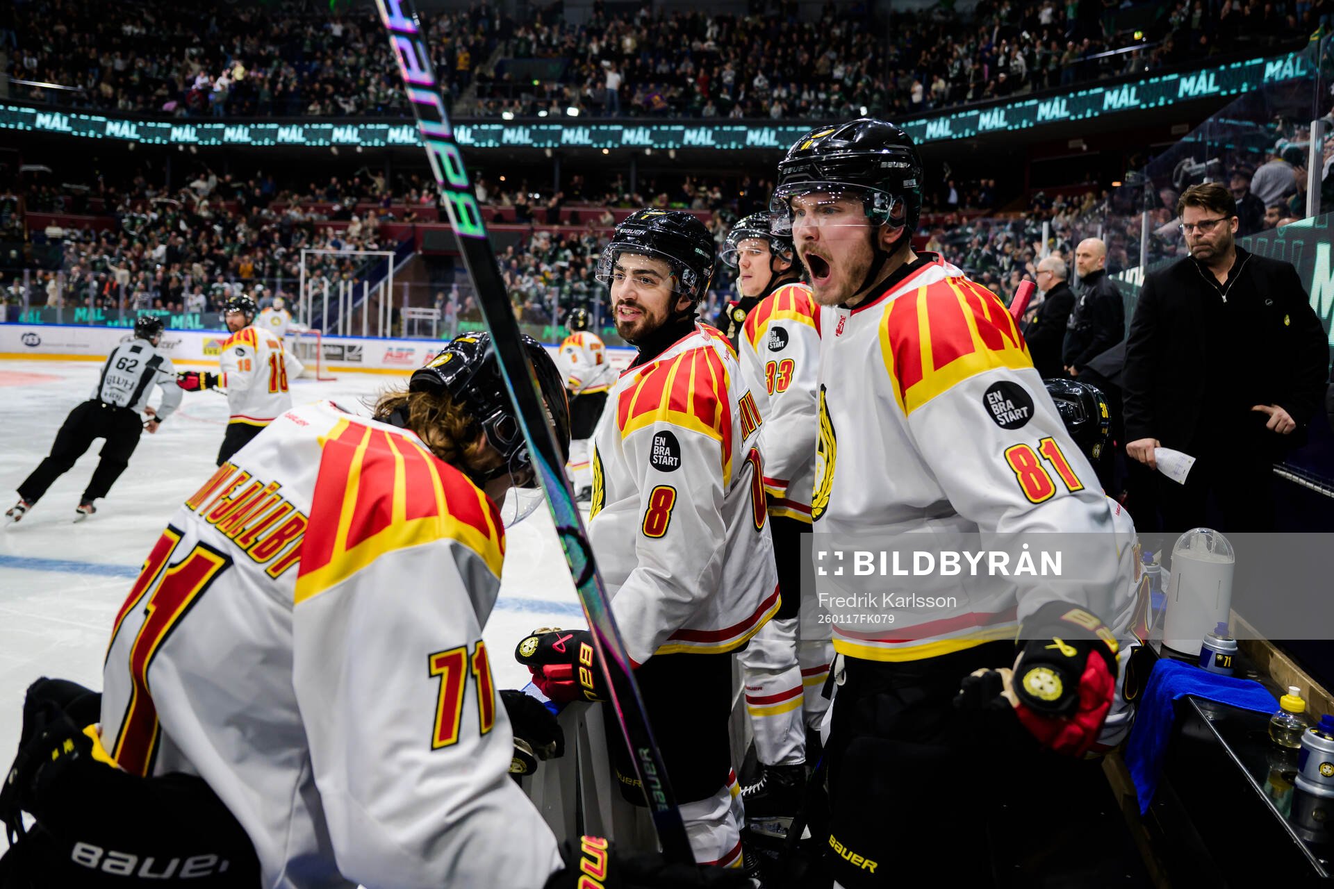 Brynäs Bobby Trivigno och Kieffer Bellows reagerar