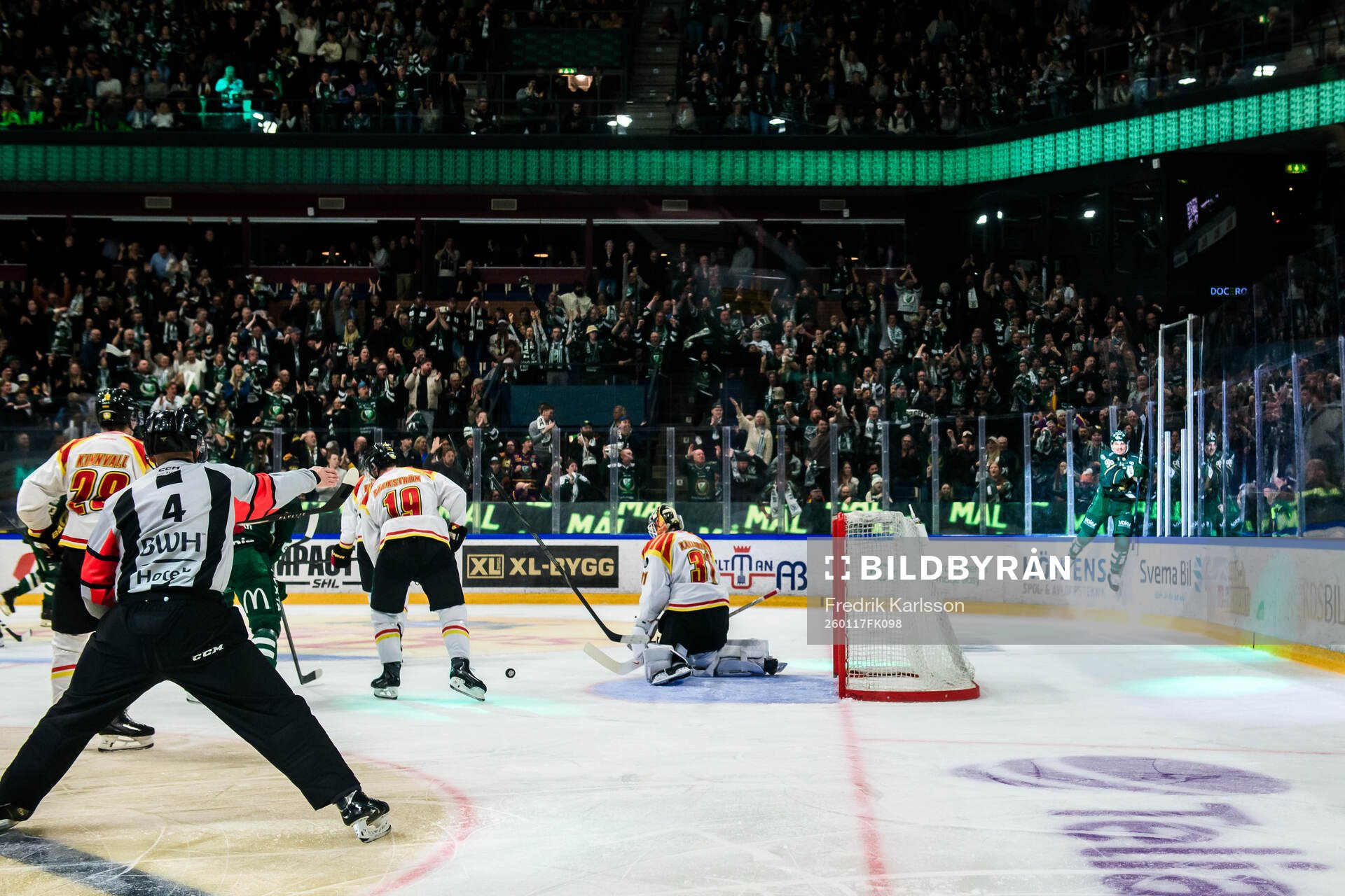 Färjestads David Tomasek jublar