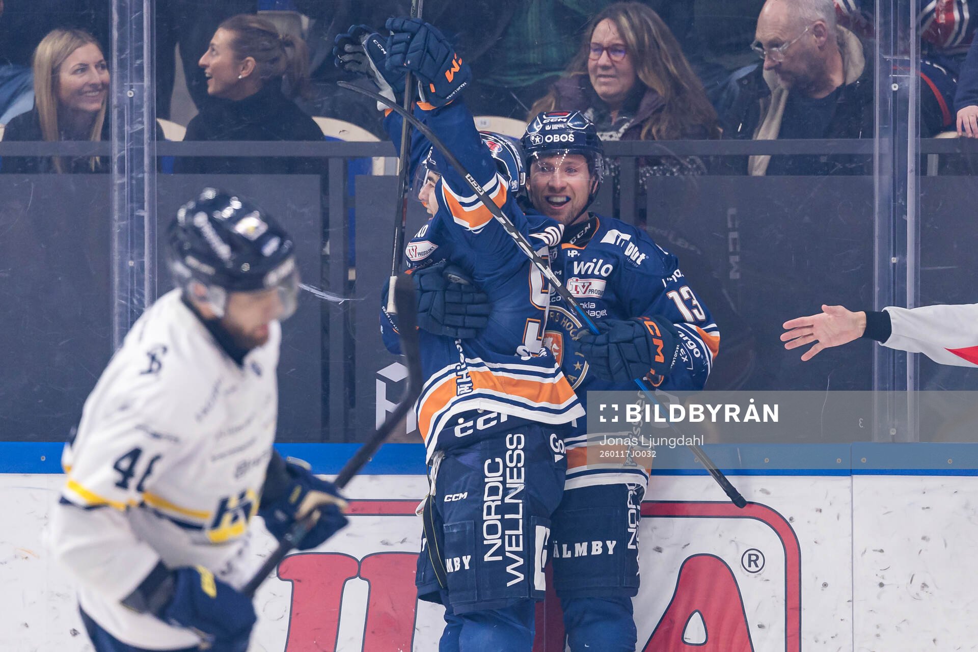 Växjös Felix Robert och Dylan Mclaughlin jublar