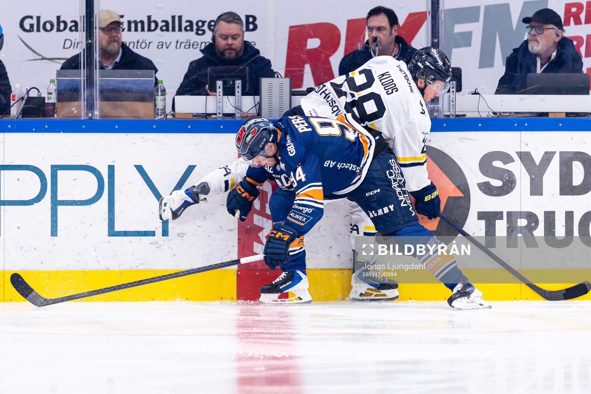 Växjös Joel Persson tacklar HV71s Justin Glenn Kloos