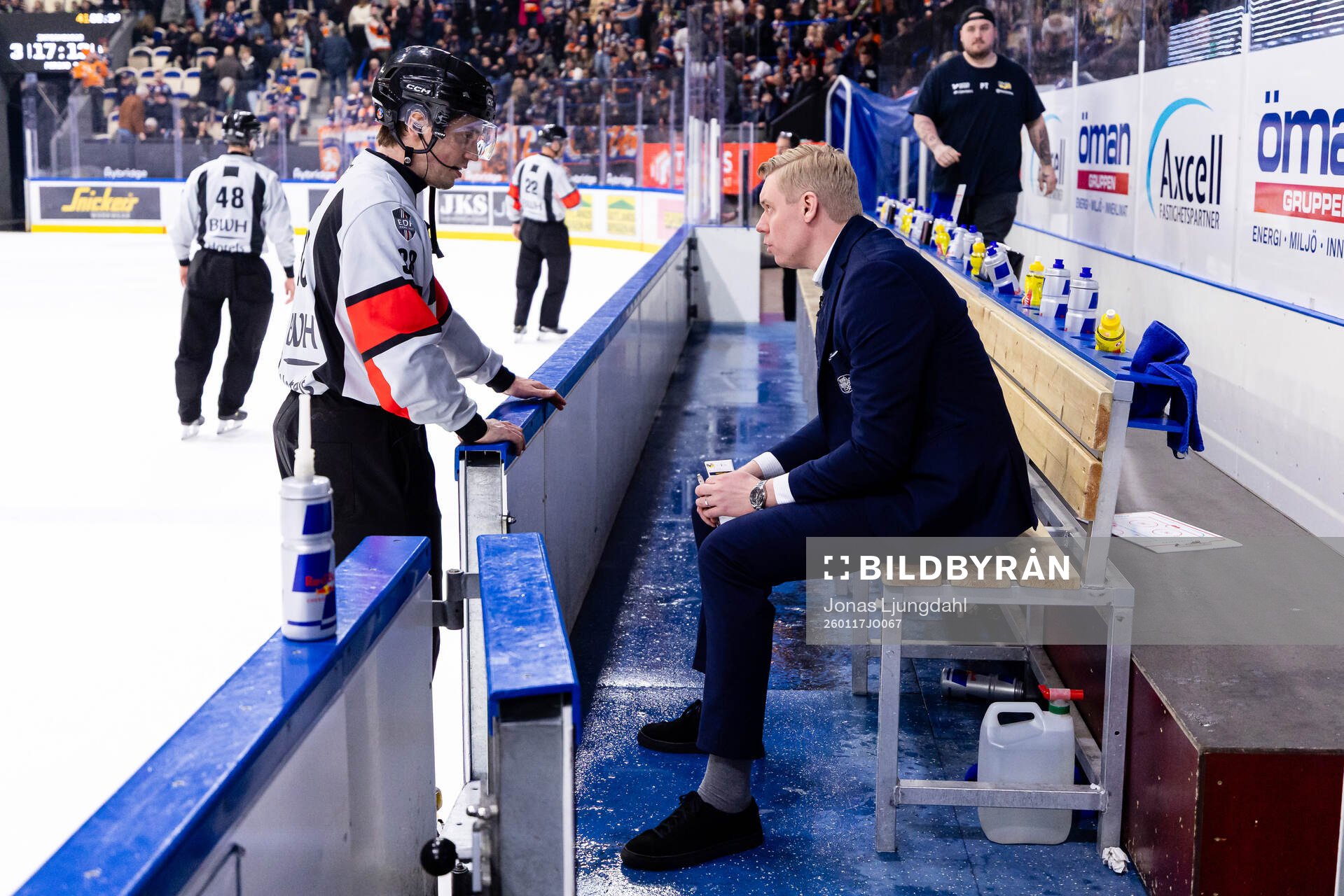 Domare Marcus Wannerstedt och HV71s tränare Anton Blomqvist