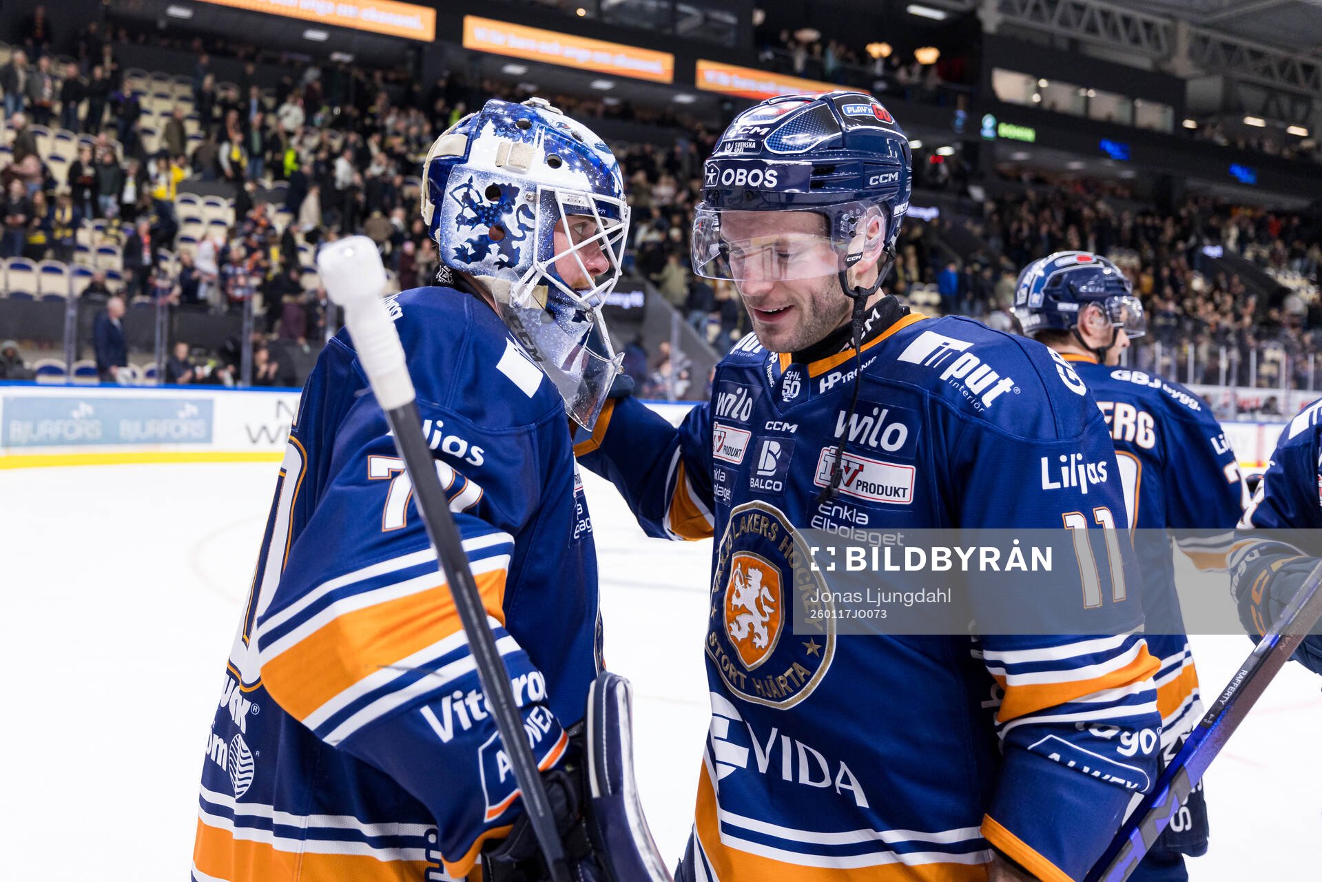 Växjös målvakt Adam Åhman och Brogan Rafferty jublar