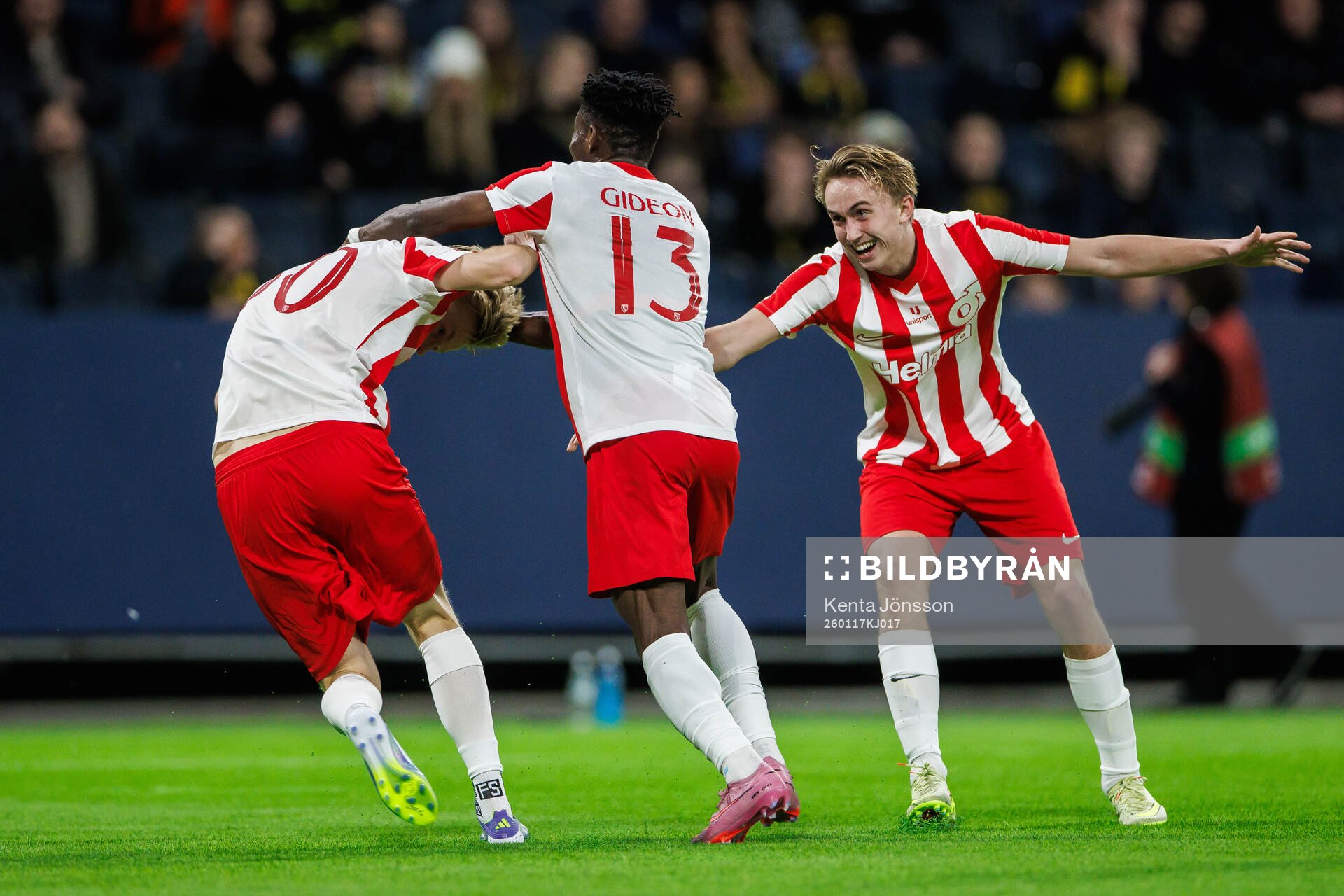 Degerfors Olle Leonardsson jublar med Yiriyon Gideon och