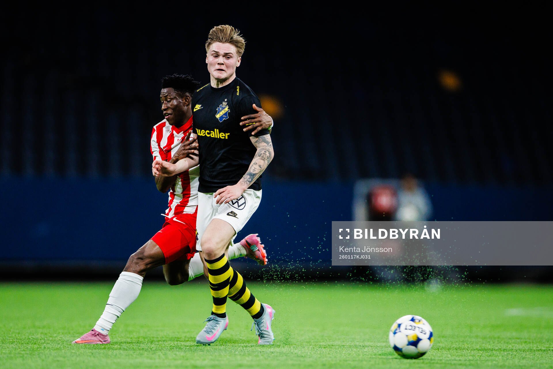 Degerfors Yiriyon Gideon och AIKs Erik Hovden Flataker