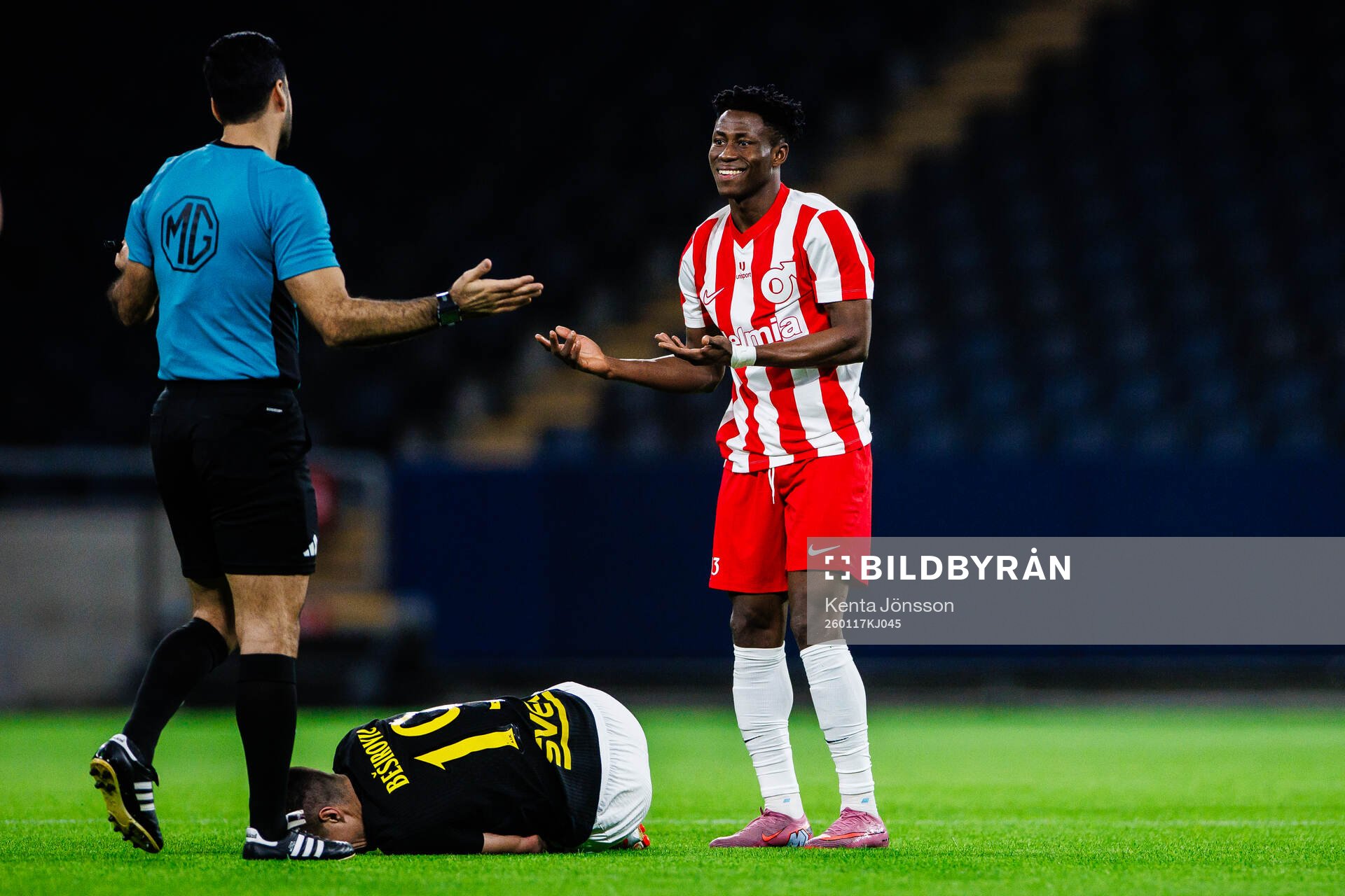 Degerfors Yiriyon Gideon och domare Mohammed Al-Hakim